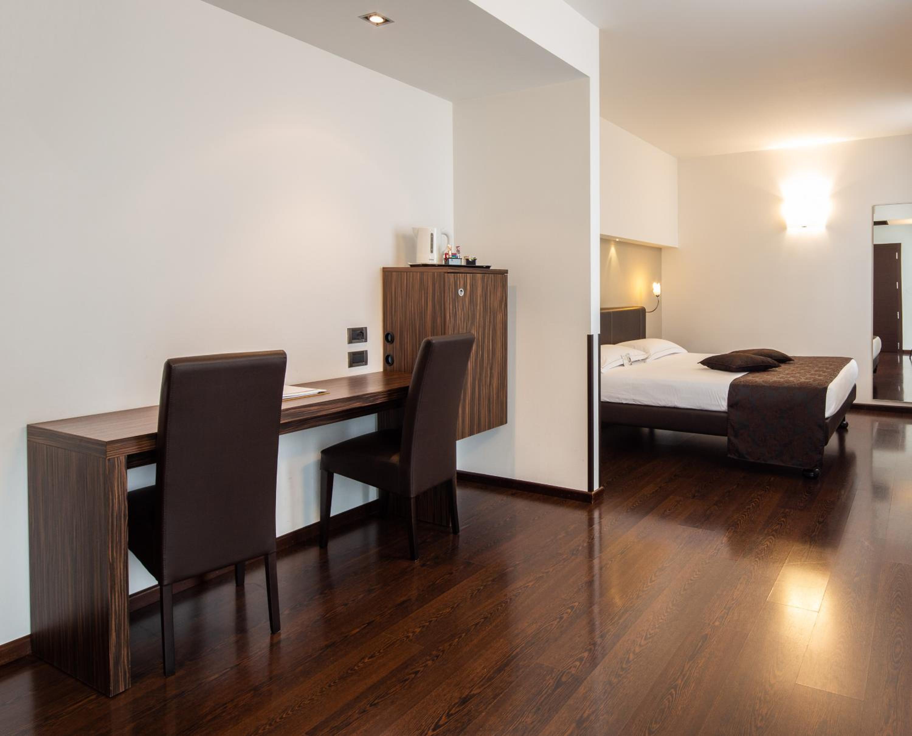 Superior King Room - Non-Smoking - Photo 8