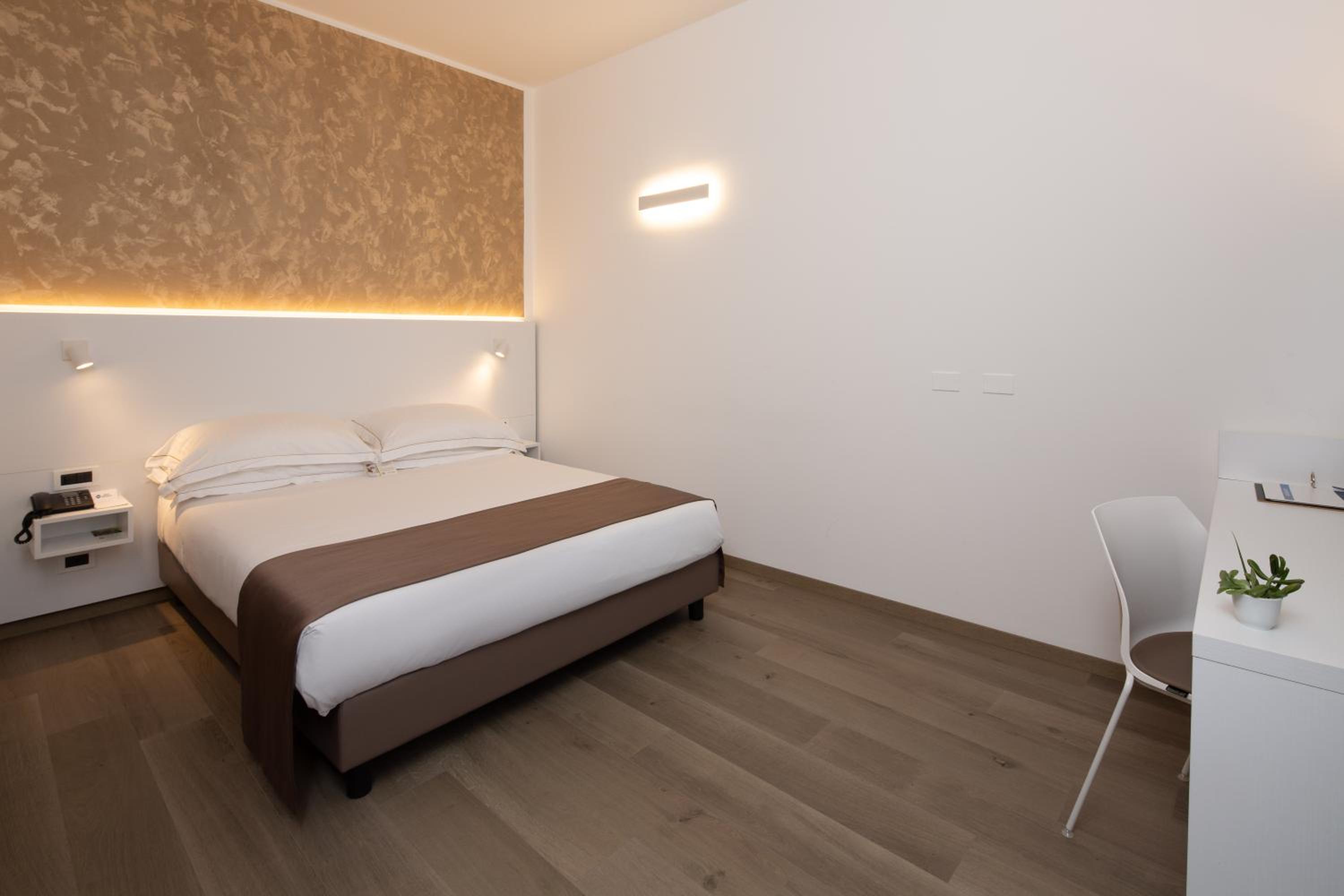 Business Queen Room - Photo 3