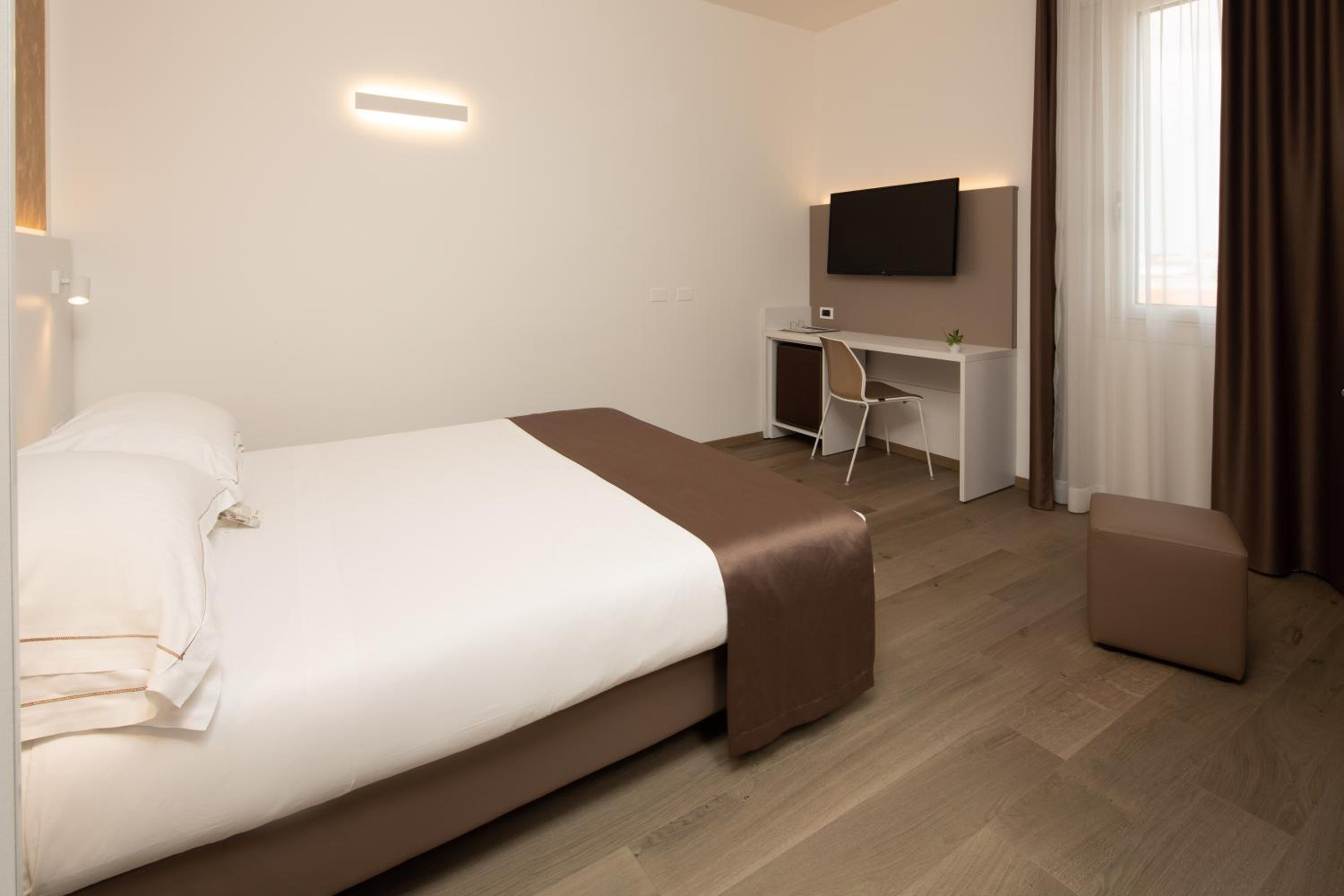 Business Queen Room - Photo 4