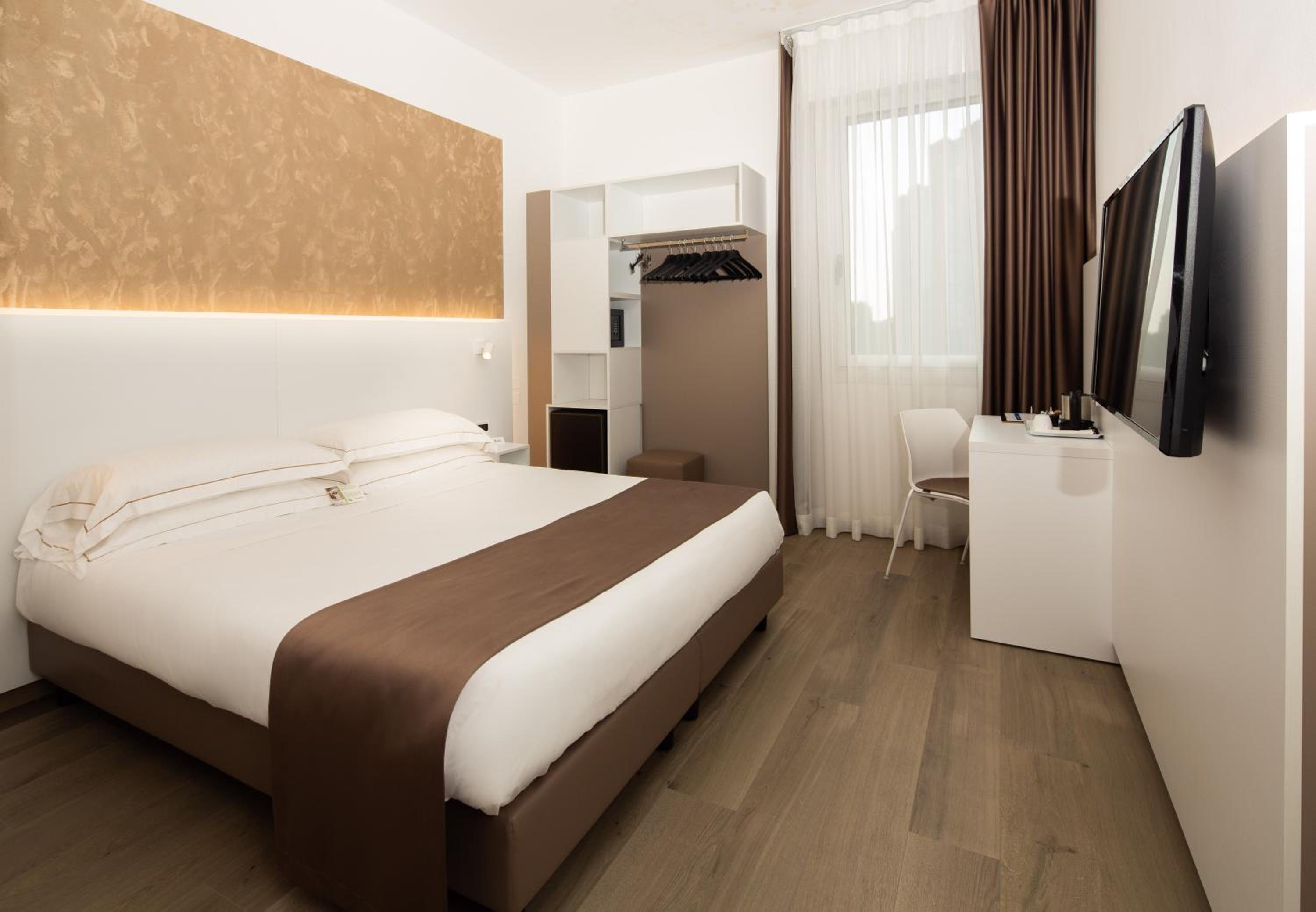 Business Queen Room - Photo 1