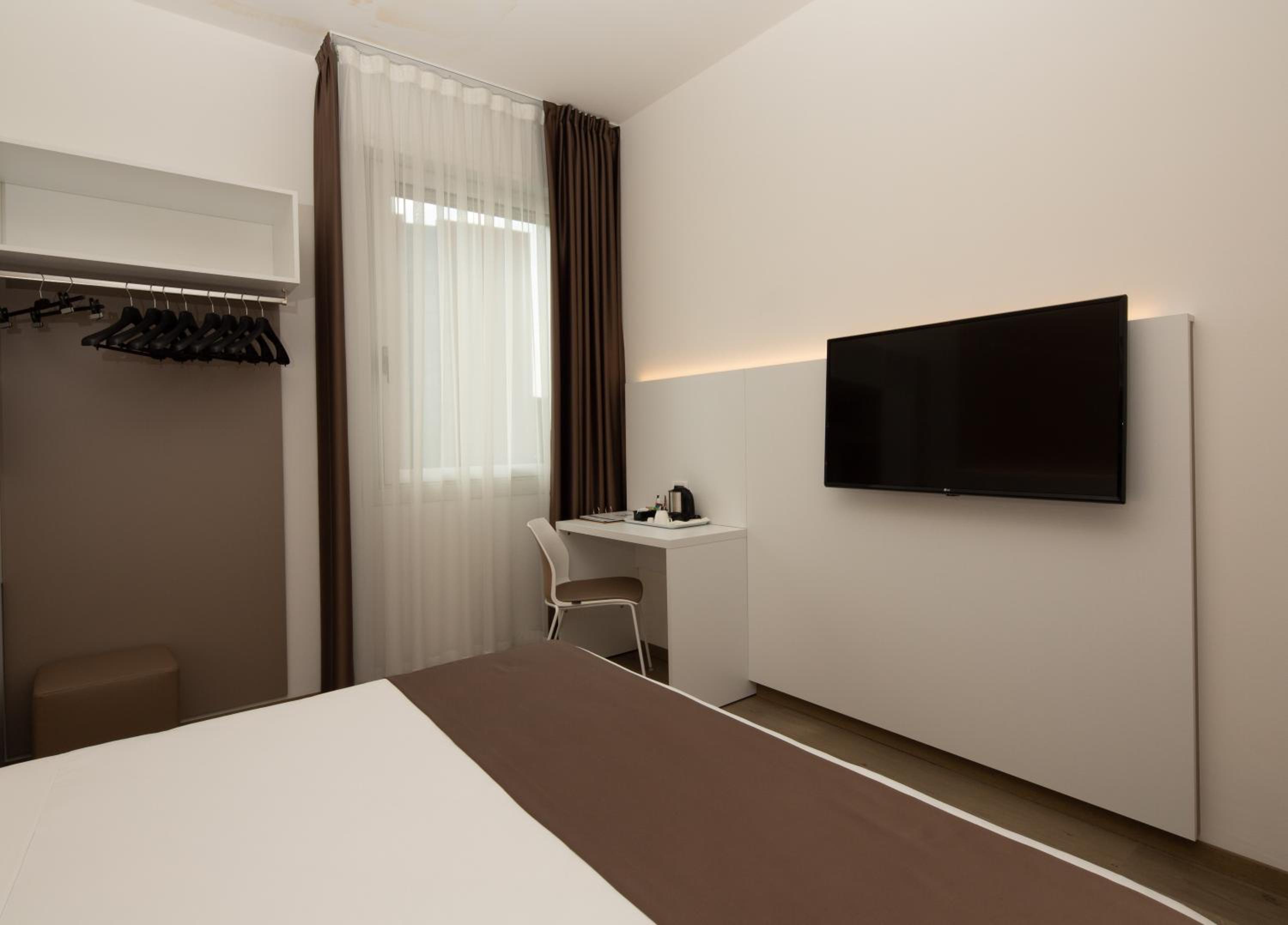 Business Queen Room - Photo 2