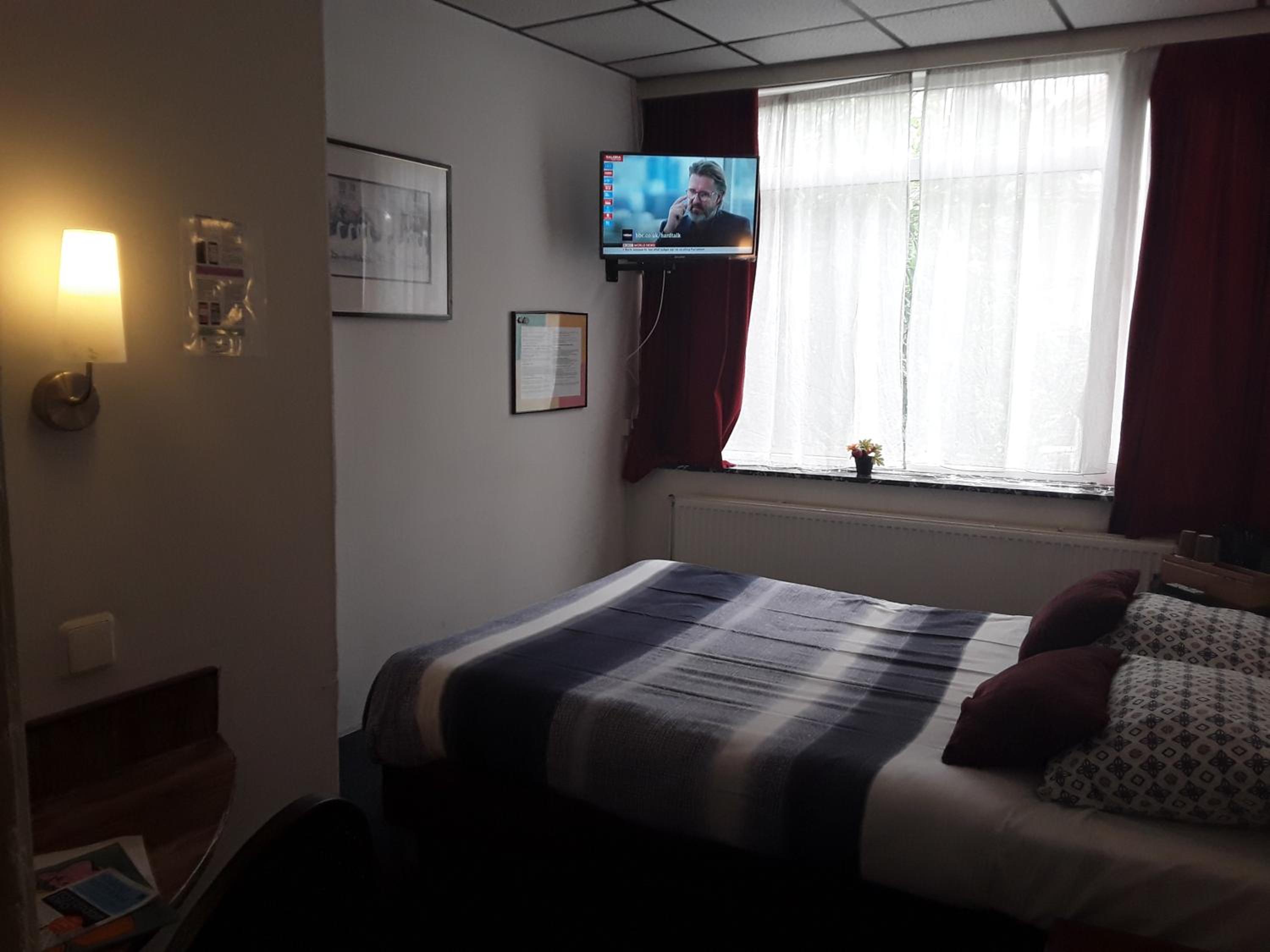 Standard Twin Room - Photo 10
