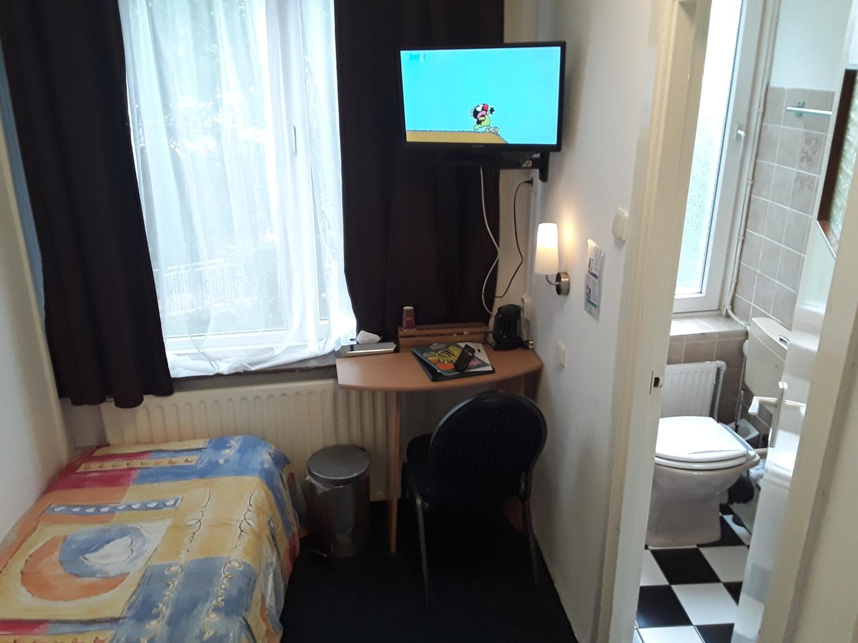 Single Room with Private Bathroom photo 1