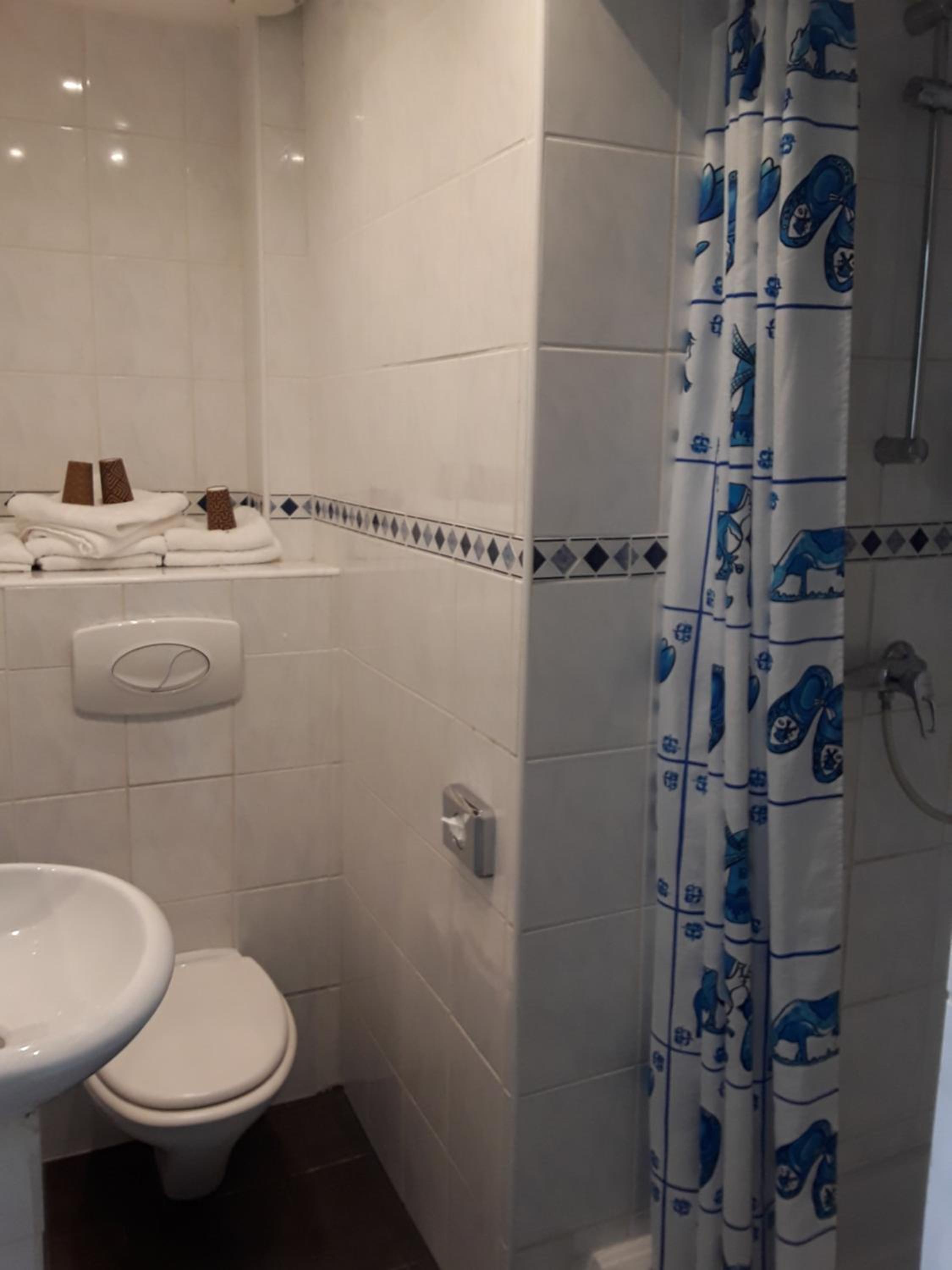 Family Room with Private Bathroom - Photo 9
