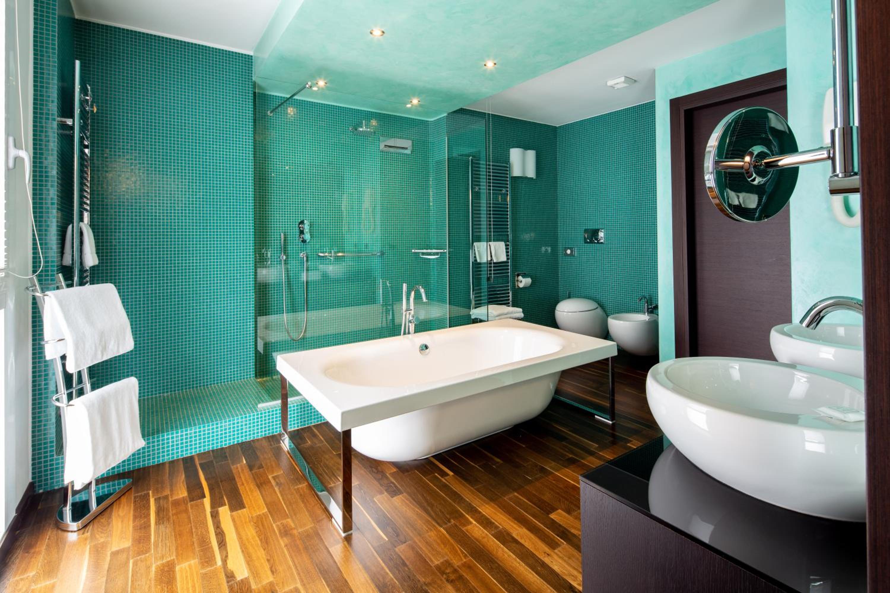 King Suite with Balcony - Photo 7