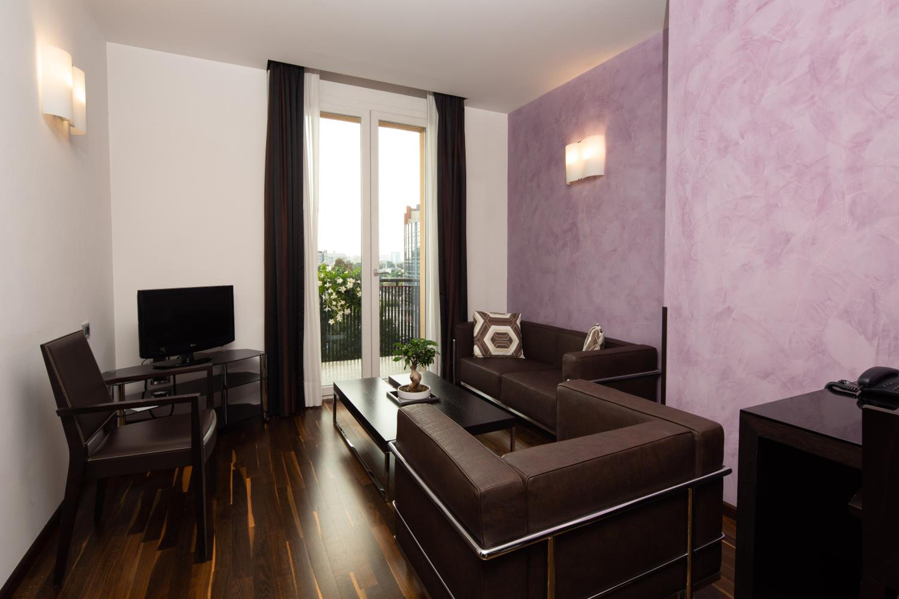 King Suite with Balcony - Photo 3
