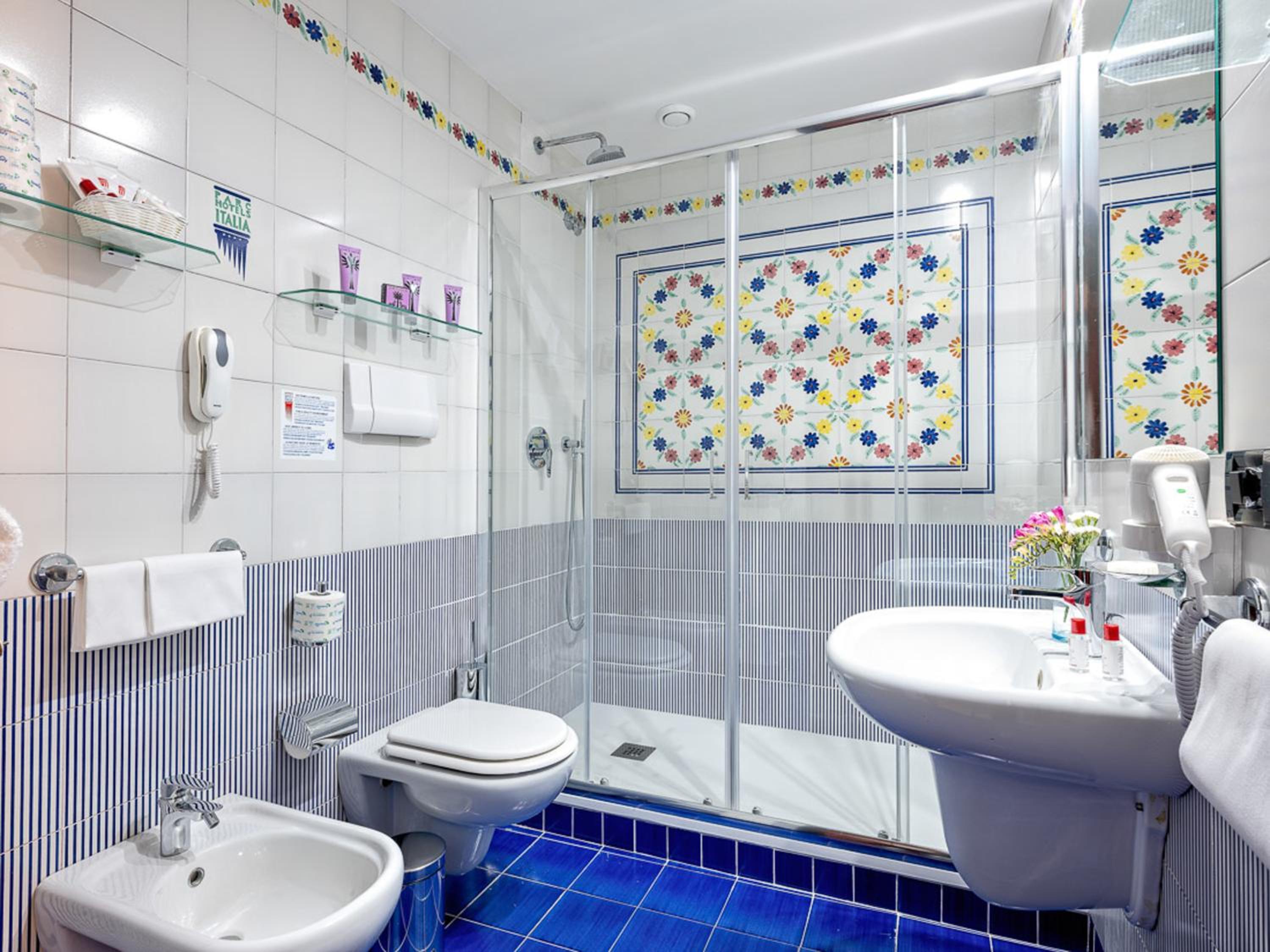 Standard Double or Twin Room with Balcony - Photo 10