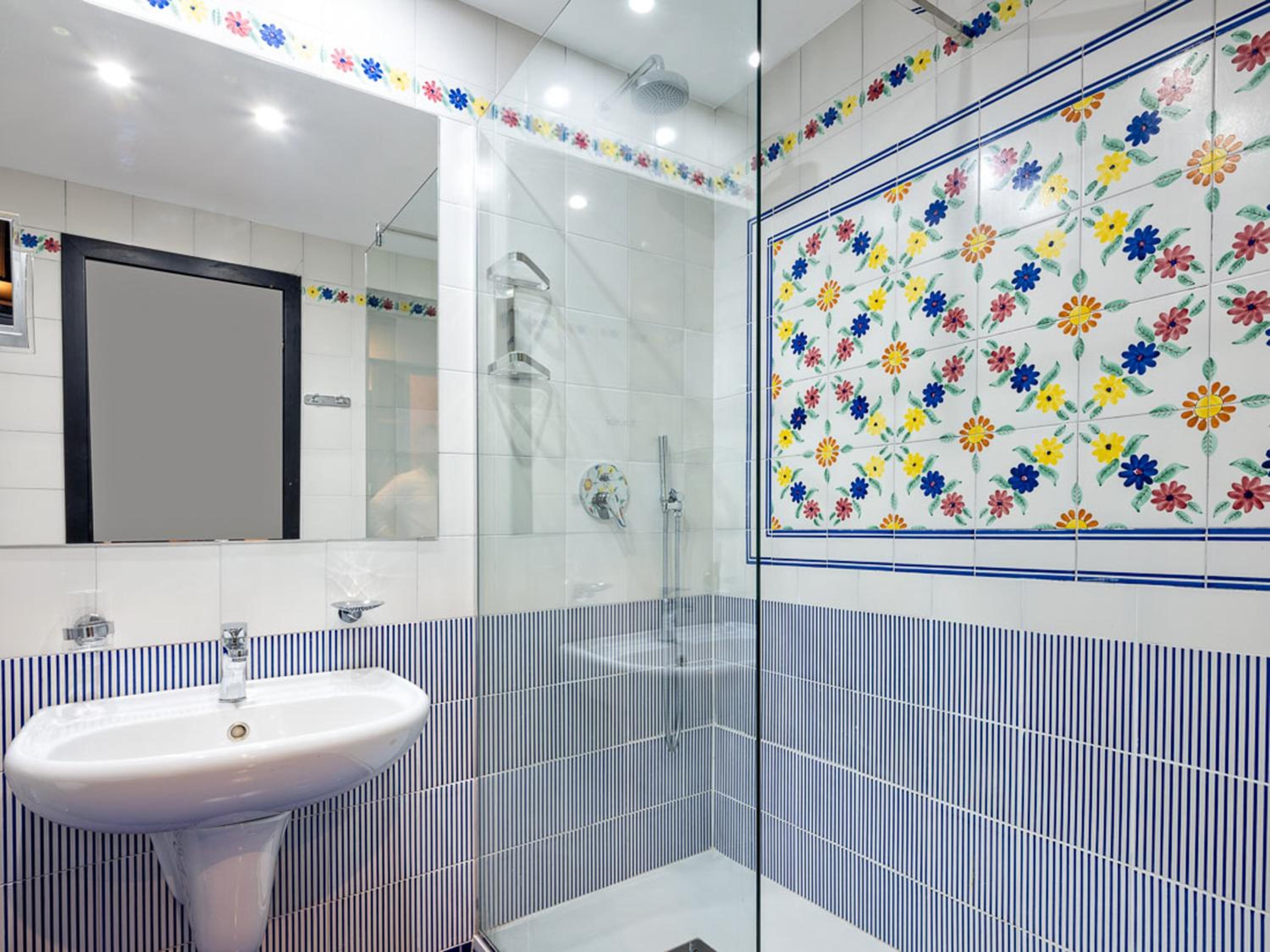 Standard Double or Twin Room with Balcony - Photo 9