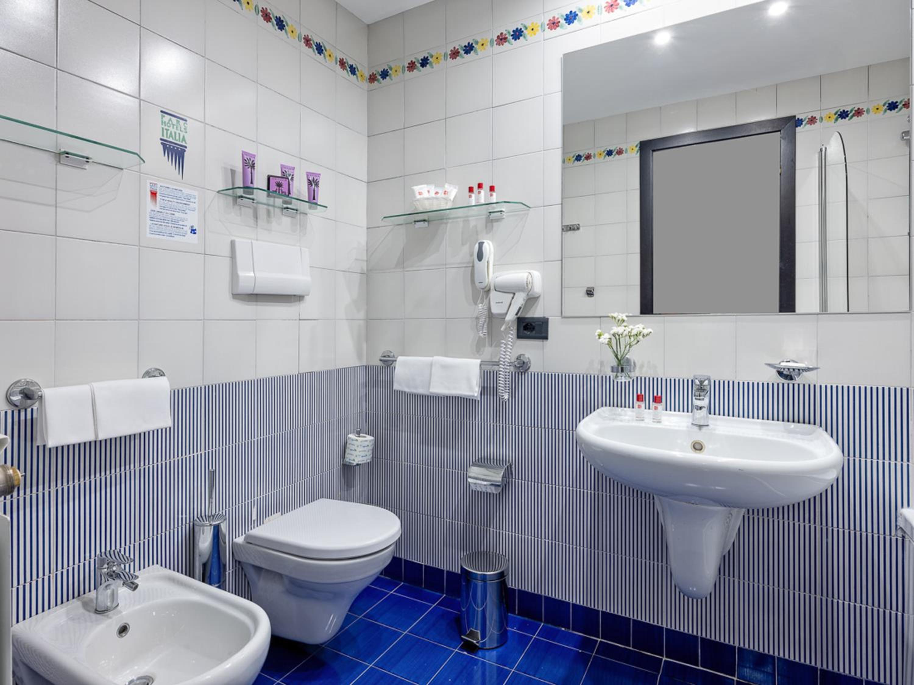 Standard Double or Twin Room with Balcony - Photo 6