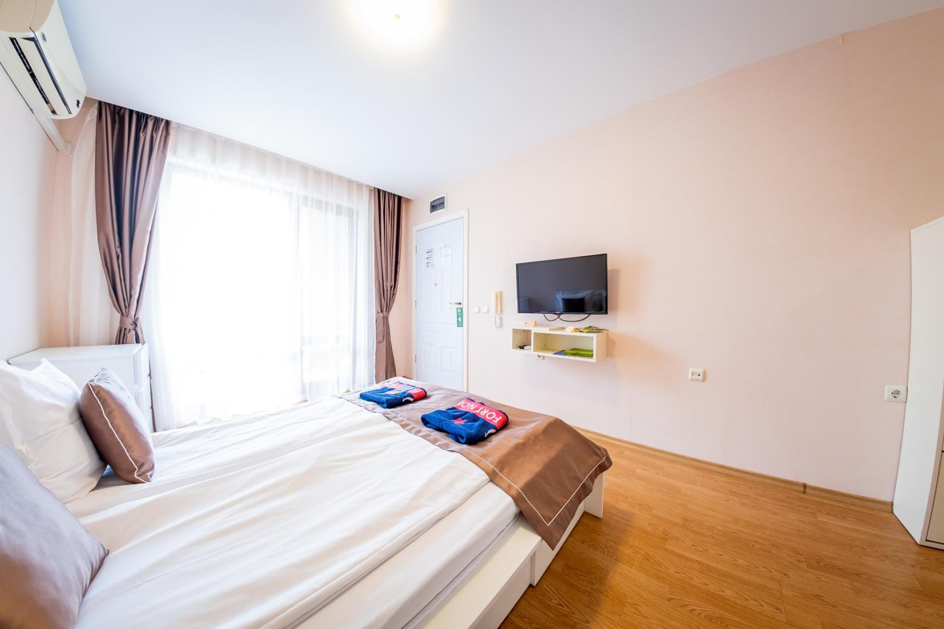 One-Bedroom Apartment with Balcony and Side Sea View (2 Adults +2 Children)