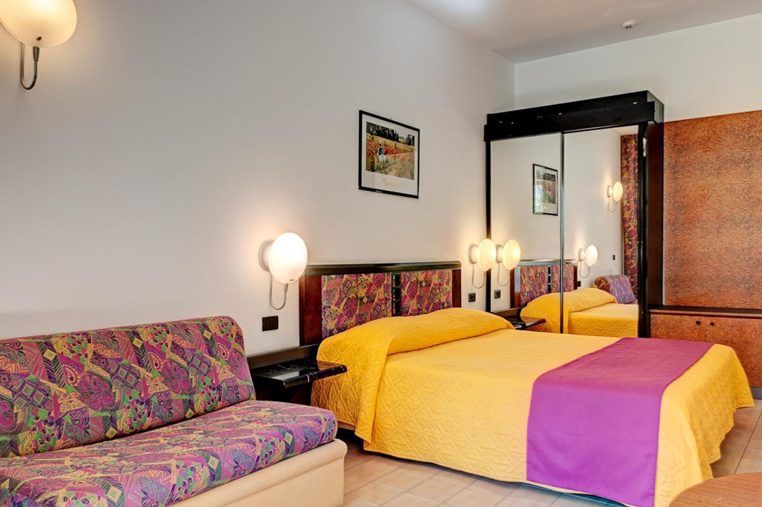 Standard Double or Twin Room with Balcony - Photo 7