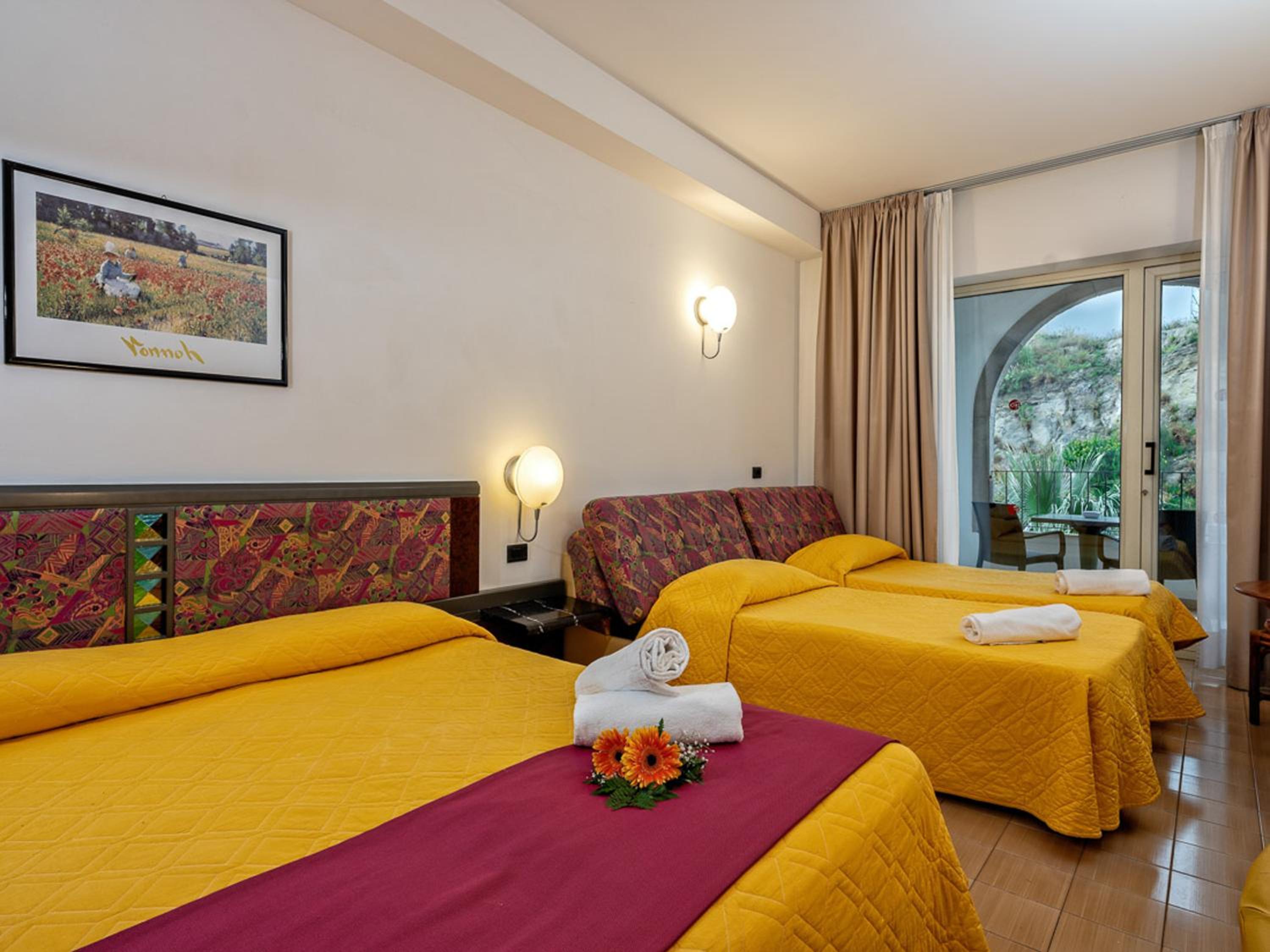 Economy Quadruple Room - Photo 1