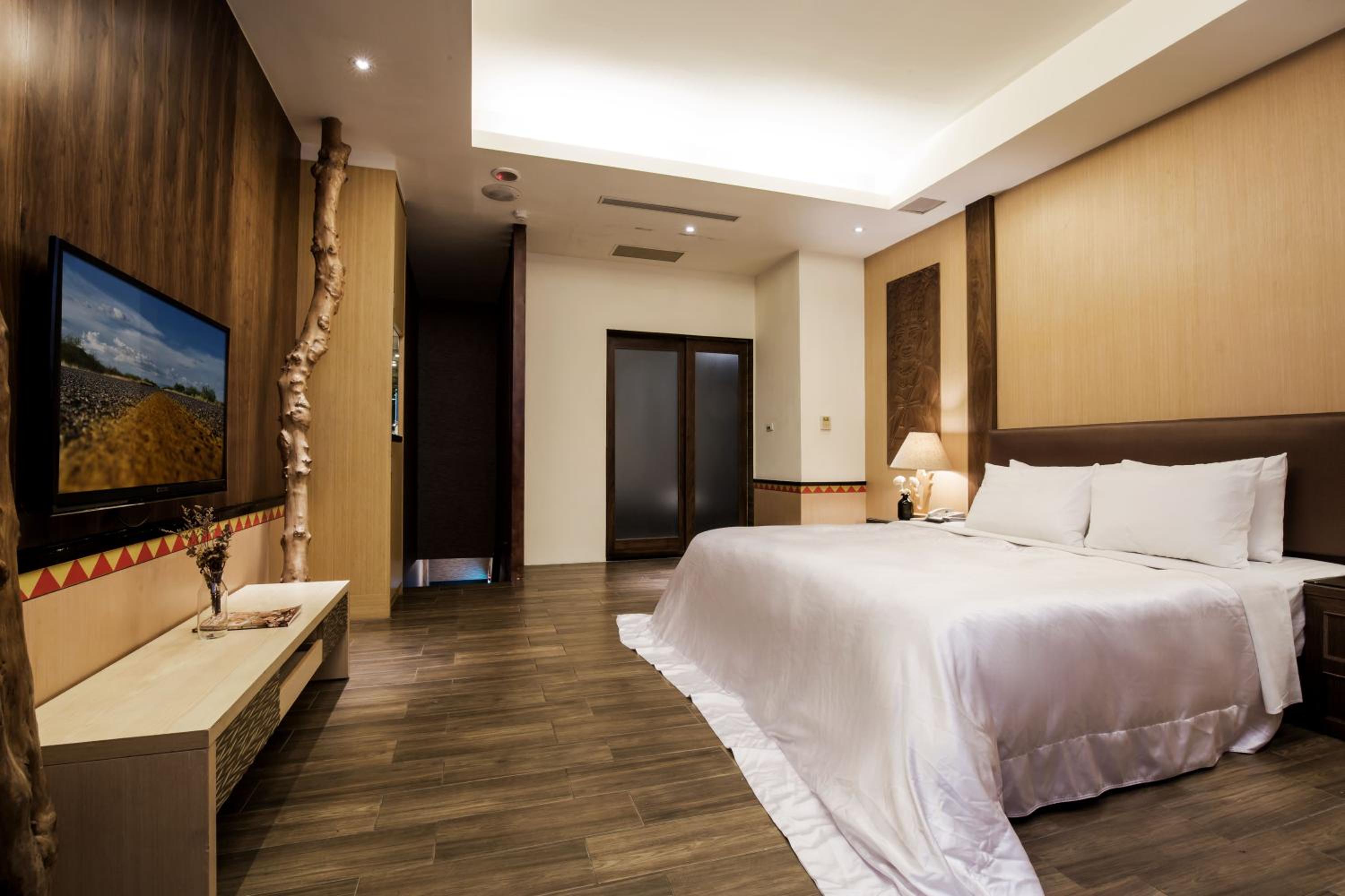 Double Room with Garage- Check in after 20:00 on Weekend - Photo 9