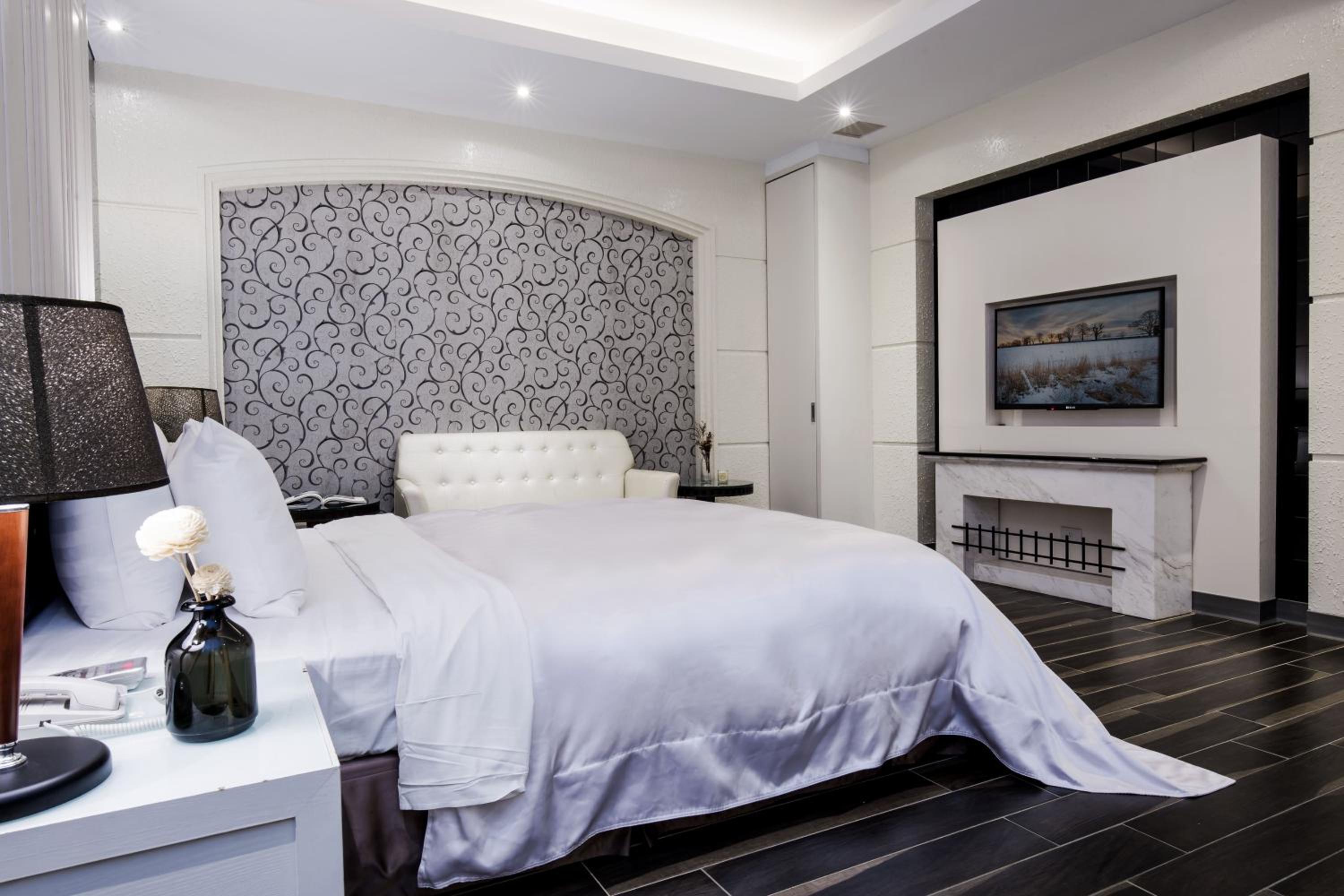 Double Room with Garage- Check in after 20:00 on Weekend - Photo 12