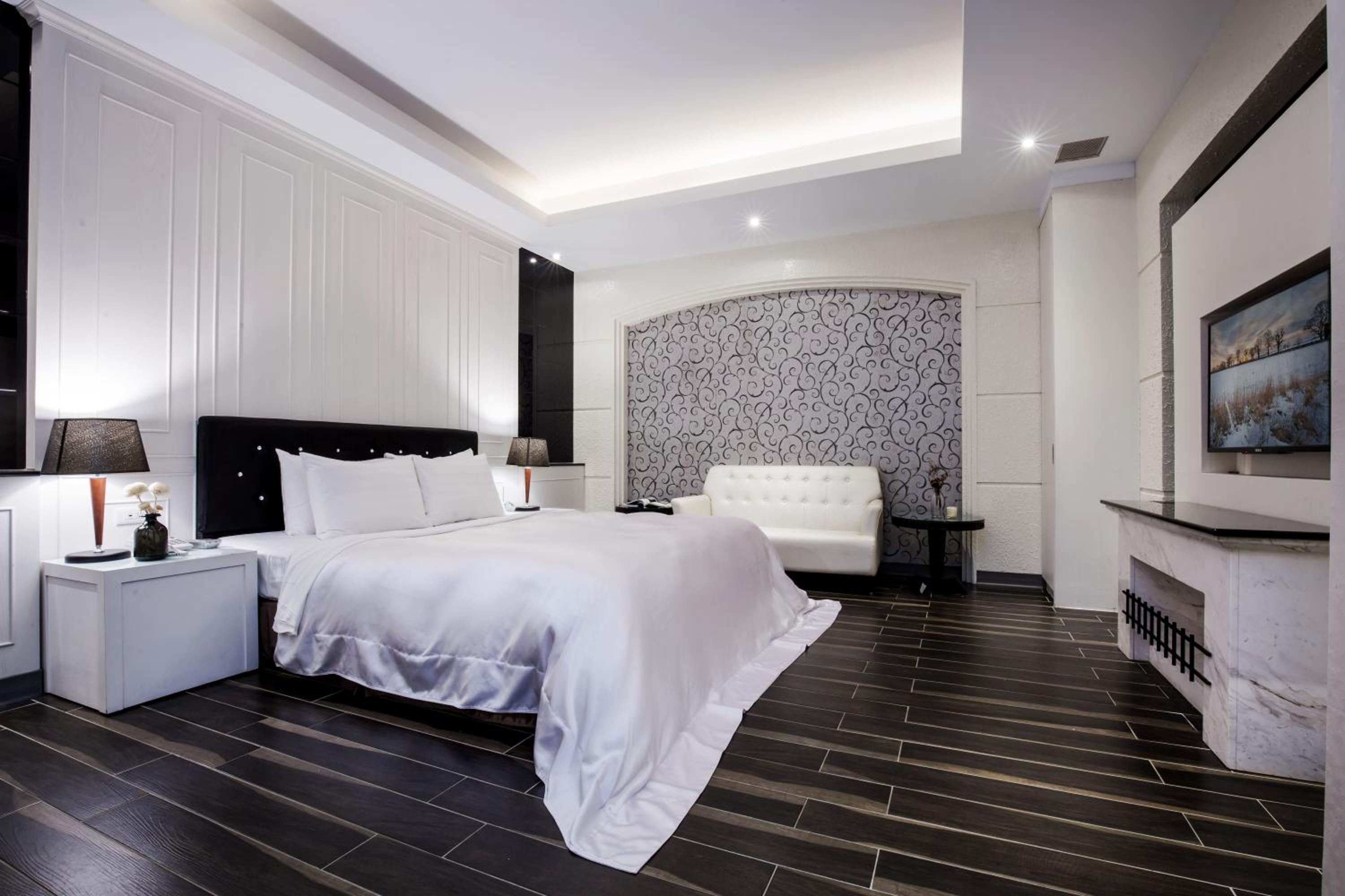Double Room with Garage- Check in after 20:00 on Weekend - Photo 11