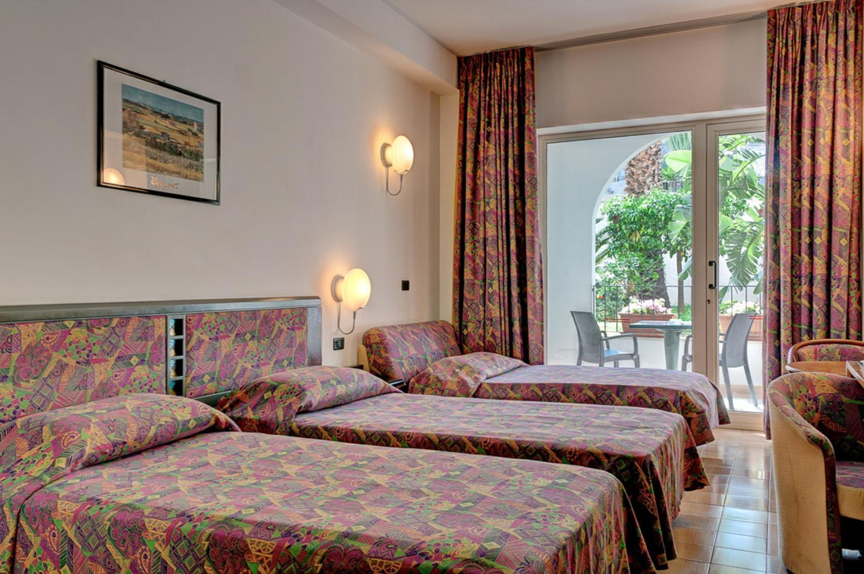 Economy Triple Room - Photo 3