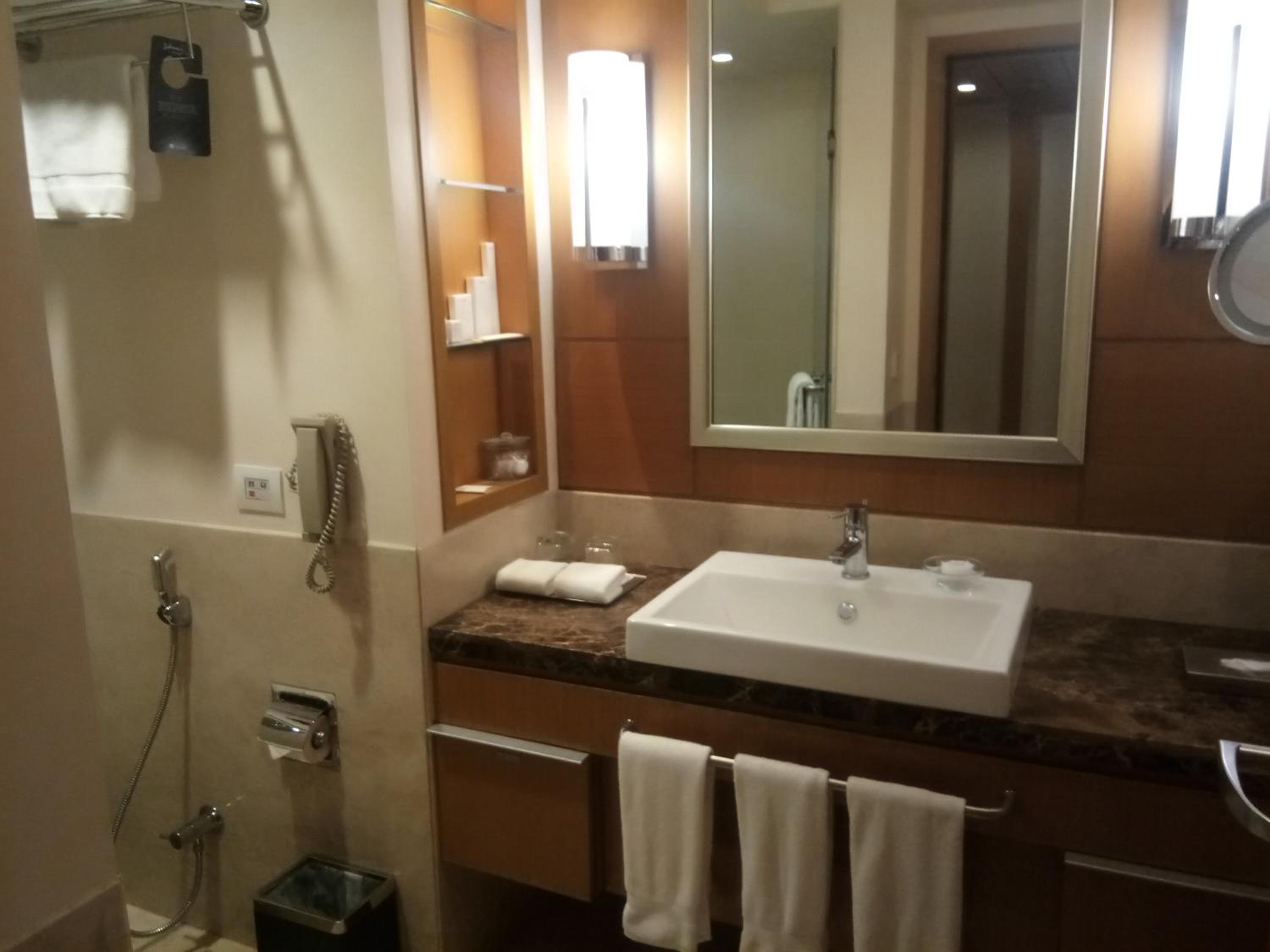 Superior Room with Complimentary 1+1 Happy Hours from 6pm to 8pm , 10% off on session on Spa and 15% off on Food & Beverage Services - Photo 5