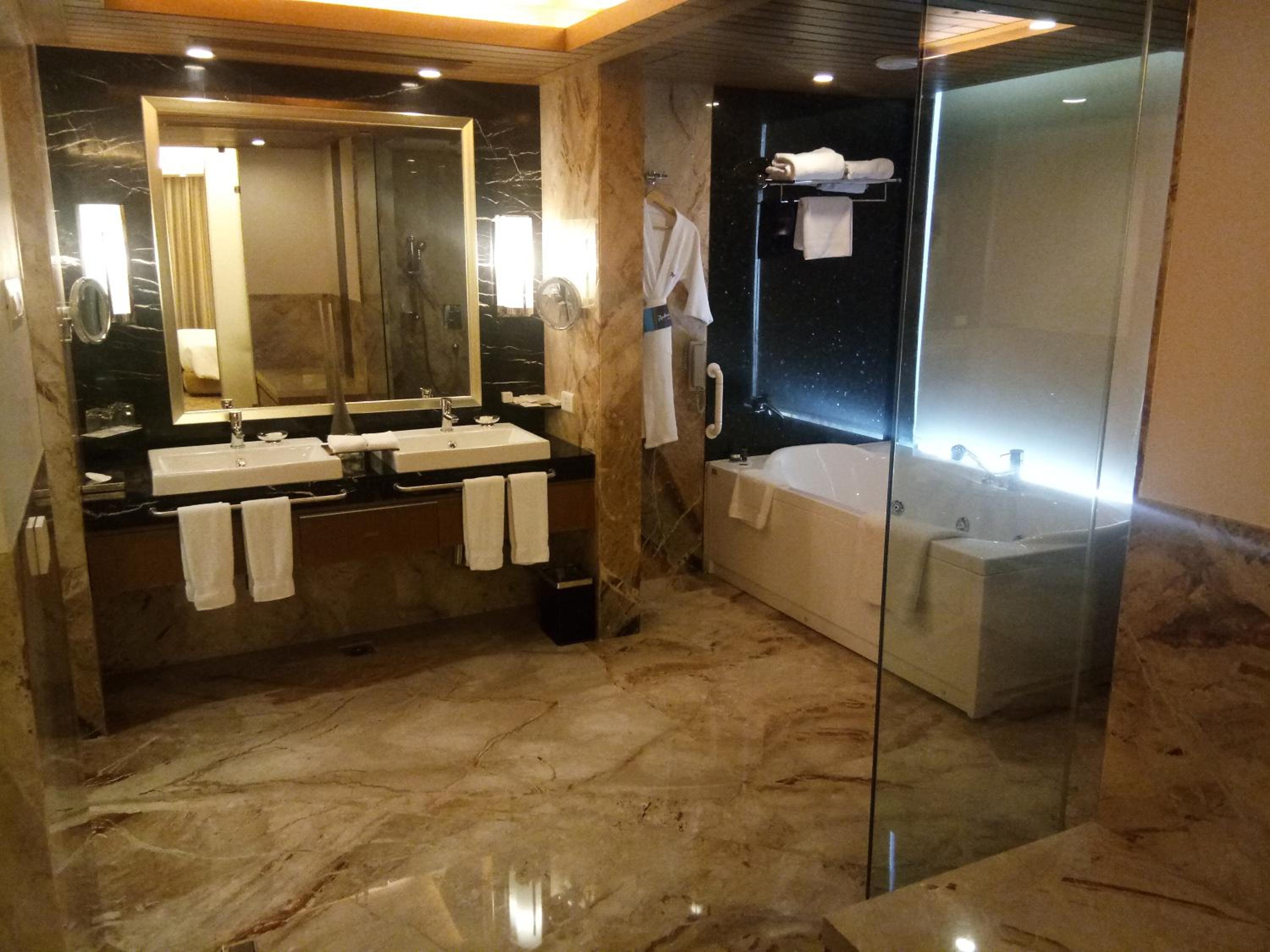 Suite- One Bedroom with Two-way Airport Transfer, 4 pieces of laundry per stay & 20 minutes Foot Massag  photo 2