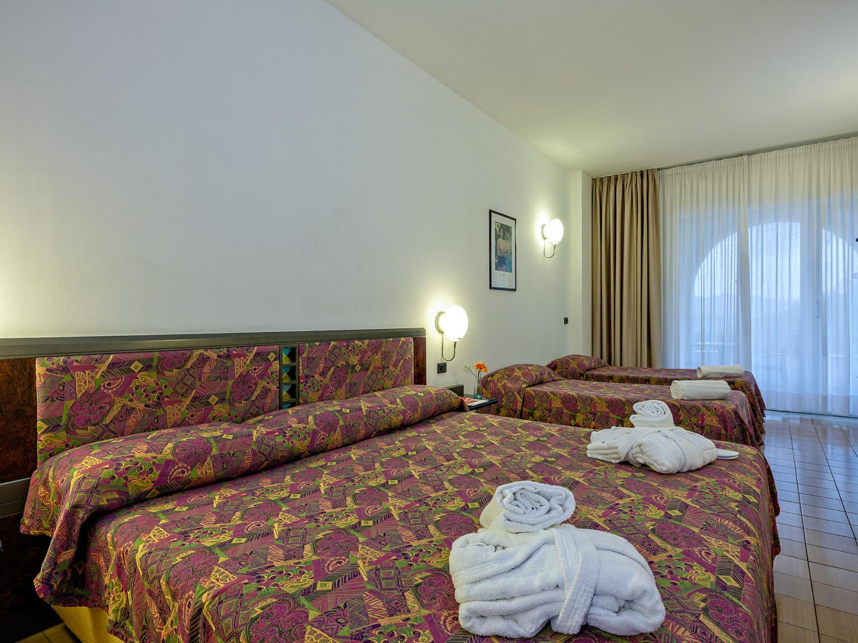 Double or Twin Room with Balcony and Sea View - Photo 10
