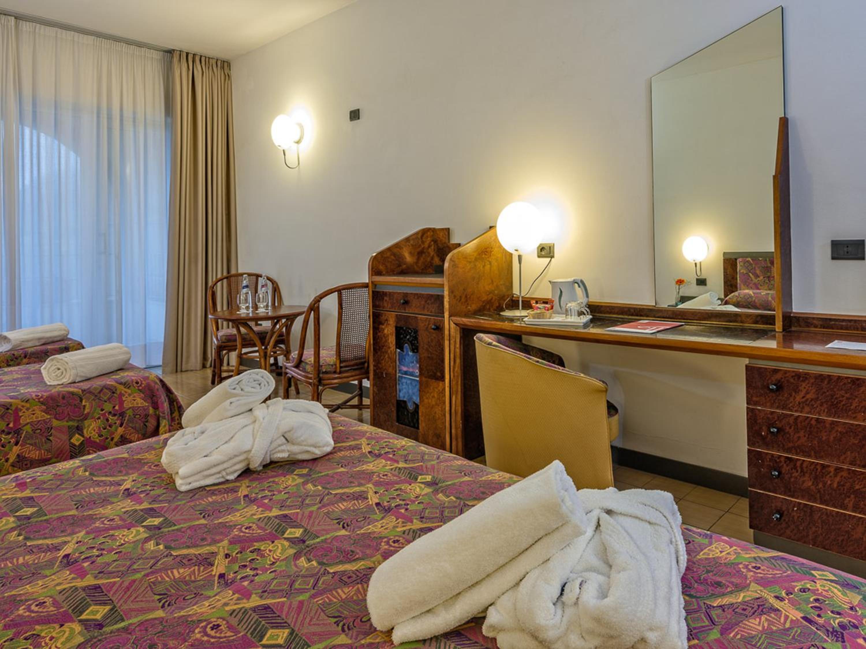 Double or Twin Room with Balcony and Sea View - Photo 4
