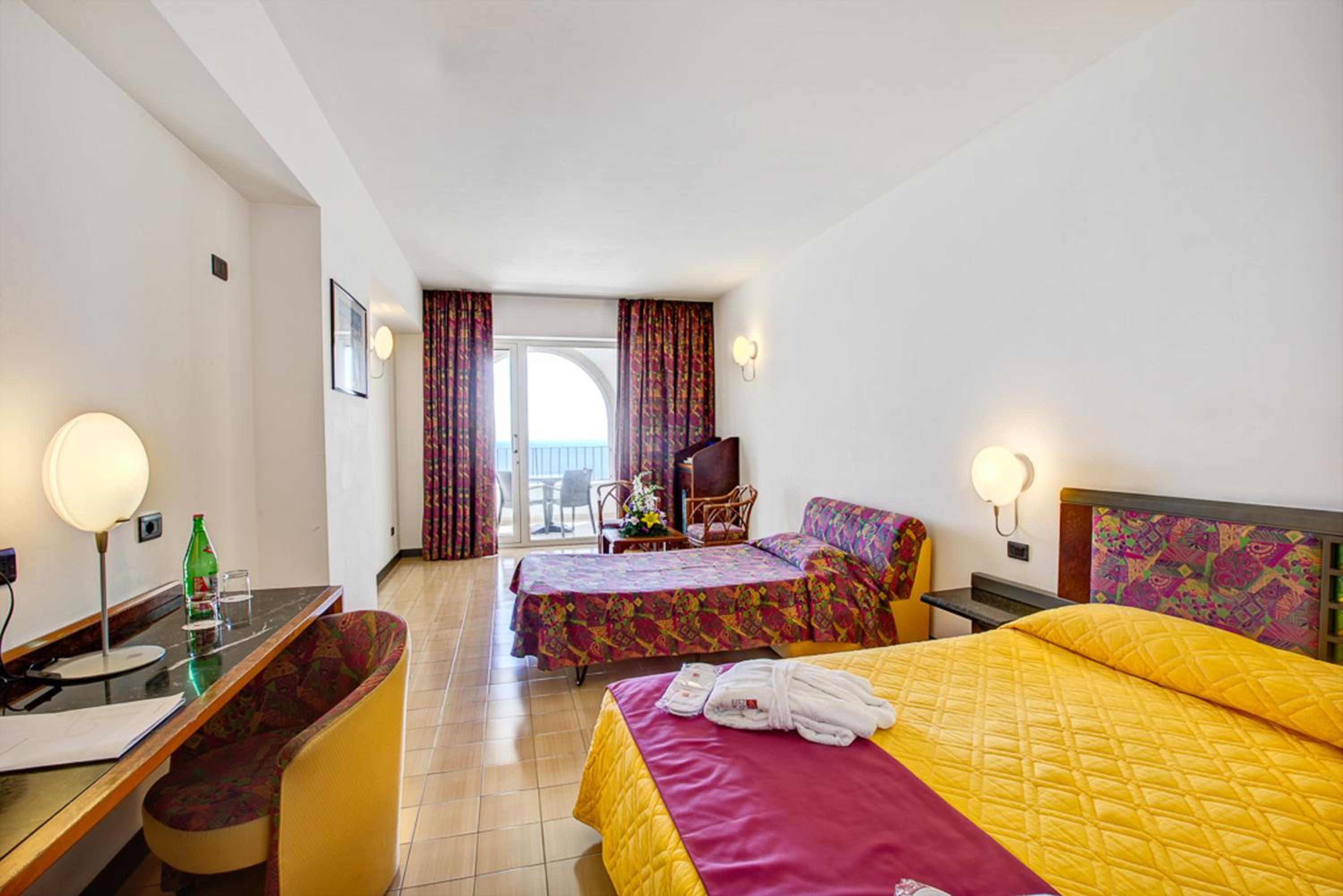 Double or Twin Room with Balcony and Sea View - Photo 9