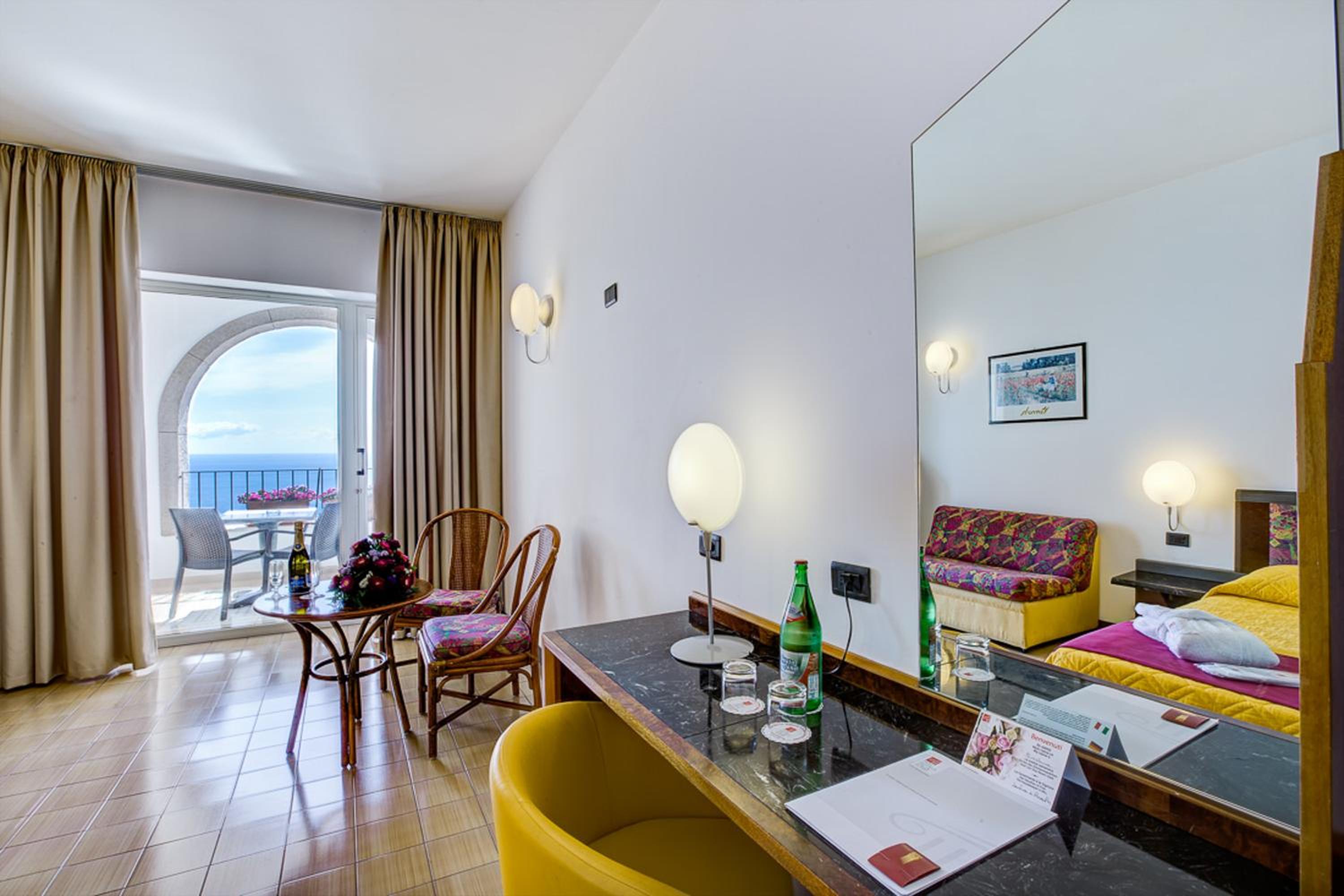 Double or Twin Room with Balcony and Sea View - Photo 5