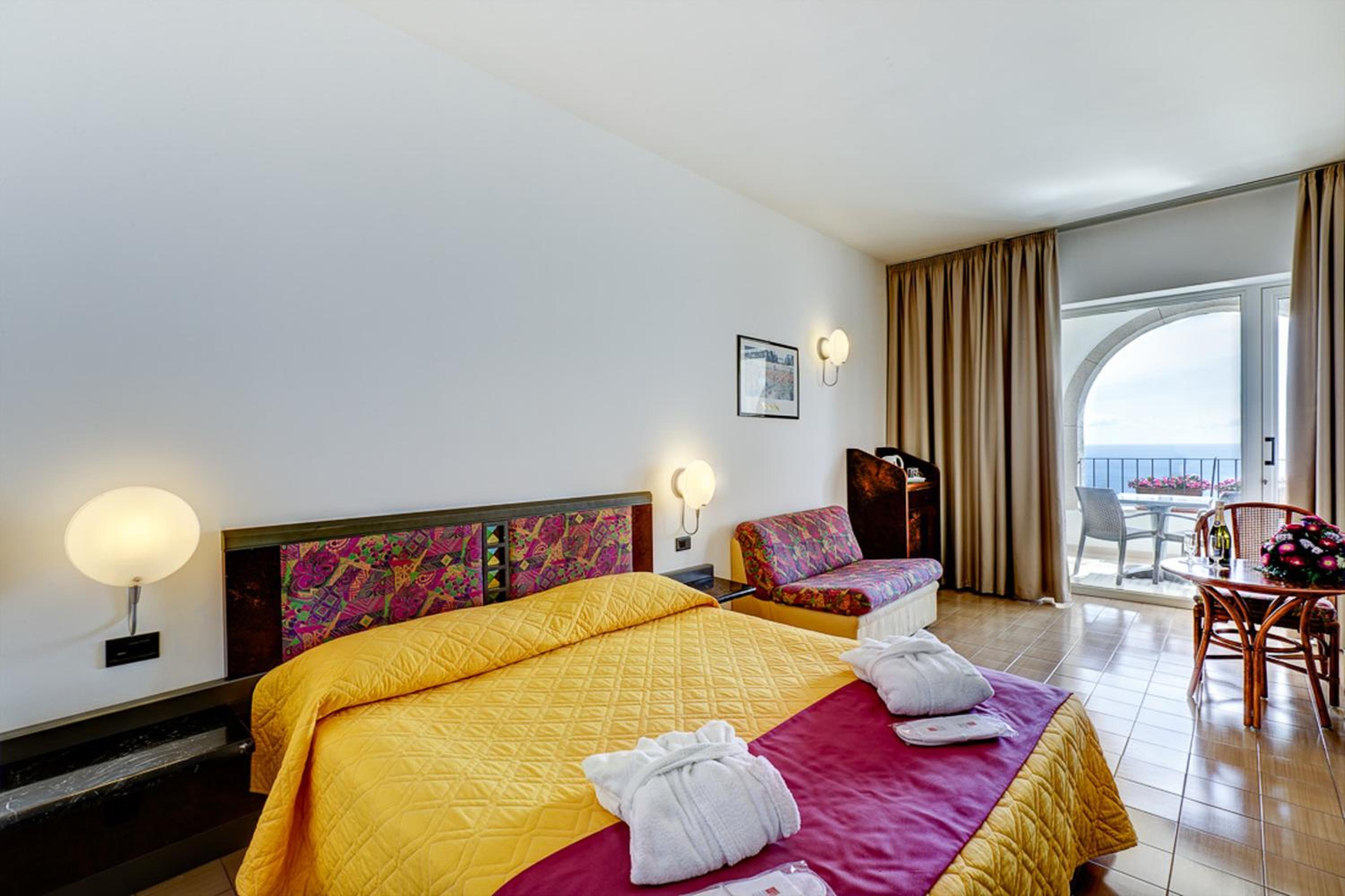 Double or Twin Room with Balcony and Sea View - Photo 1