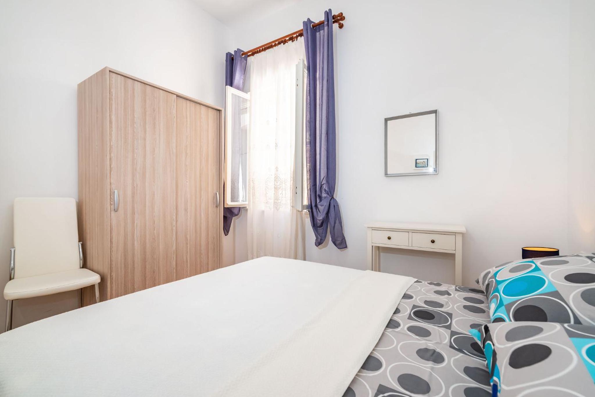 One-Bedroom Apartment - Photo 3