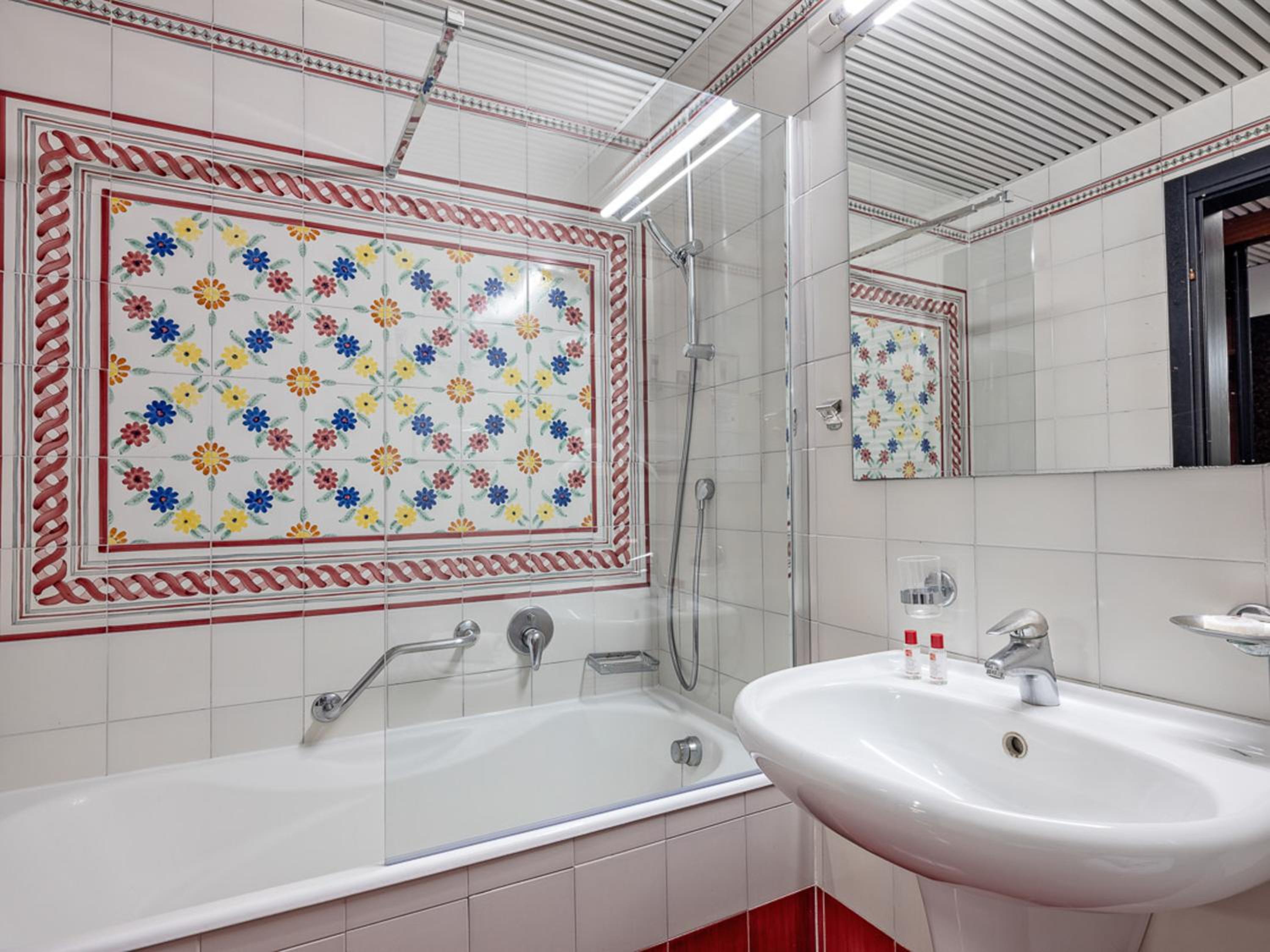 Double or Twin Room with Terrace and Sea View - Photo 10