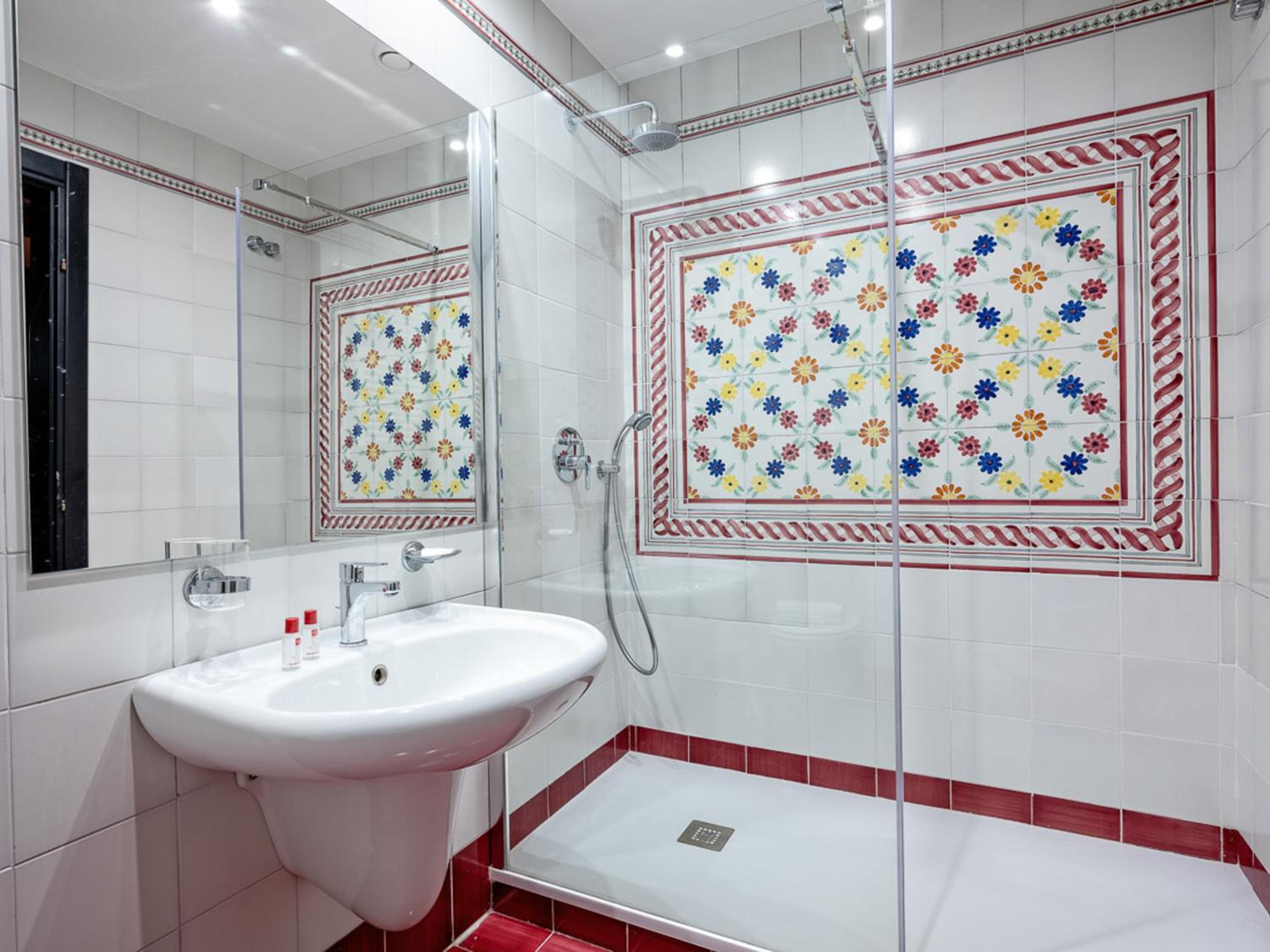 Double or Twin Room with Terrace and Sea View - Photo 8