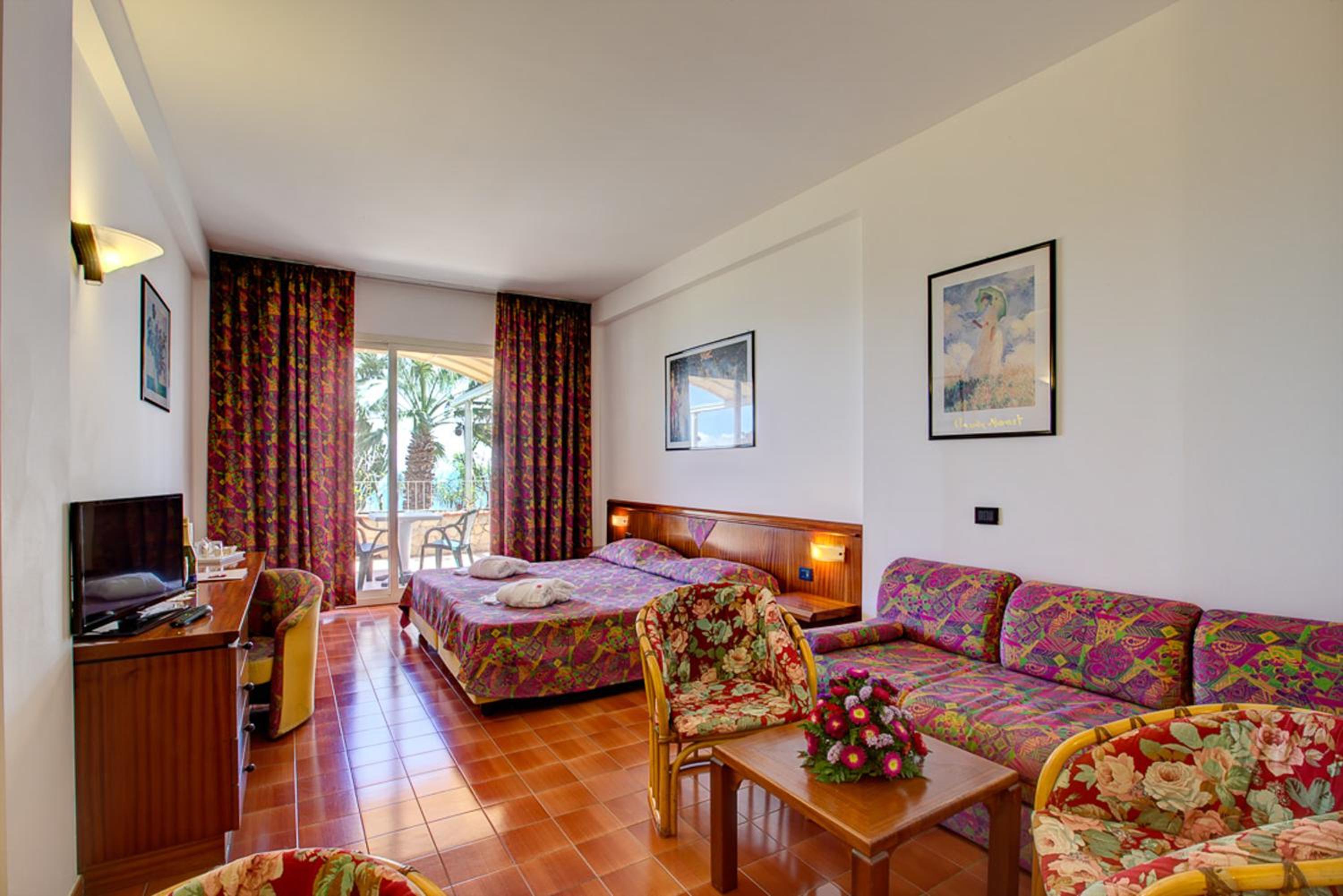 Double or Twin Room with Terrace and Sea View - Photo 3