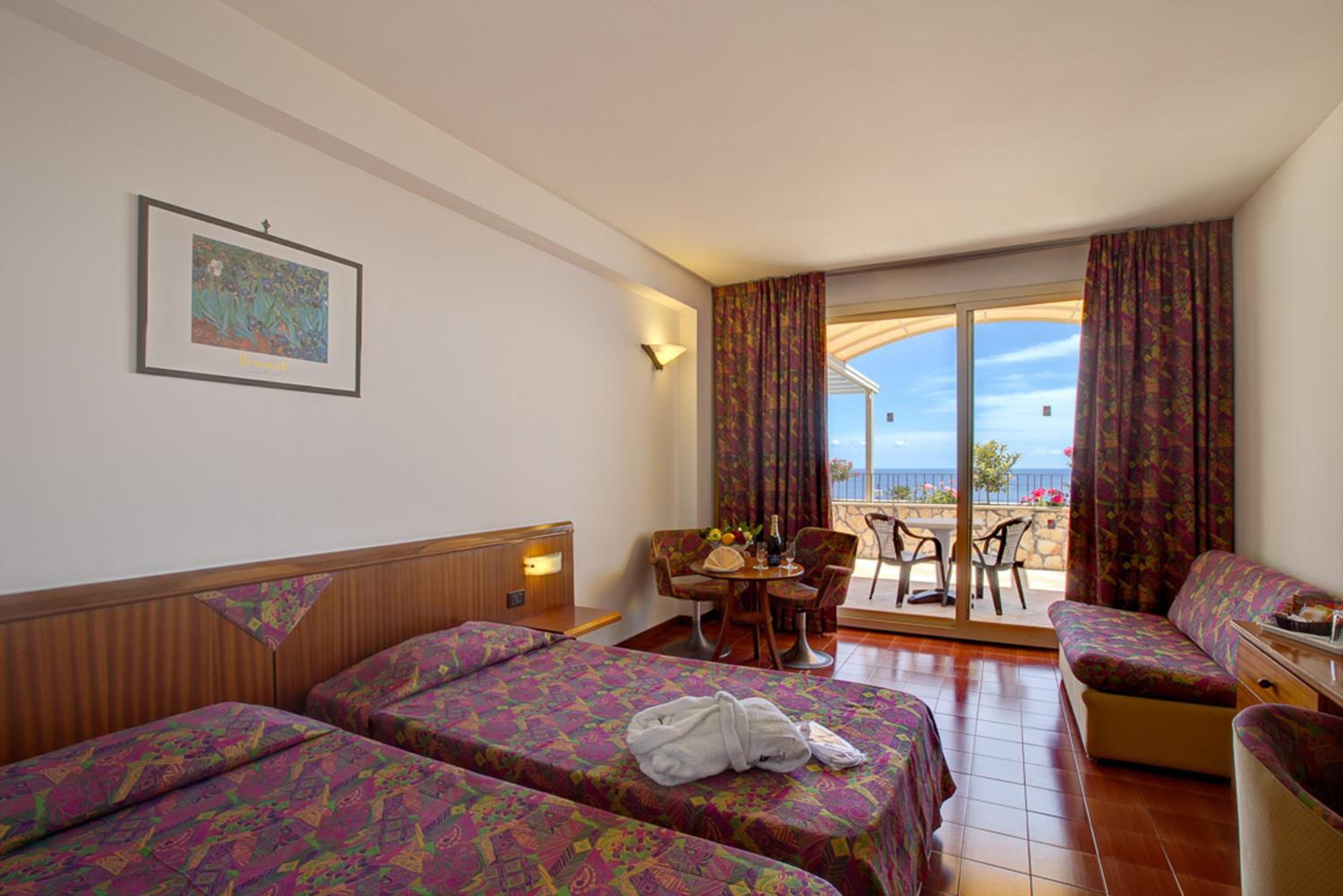 Double or Twin Room with Terrace and Sea View - Photo 2