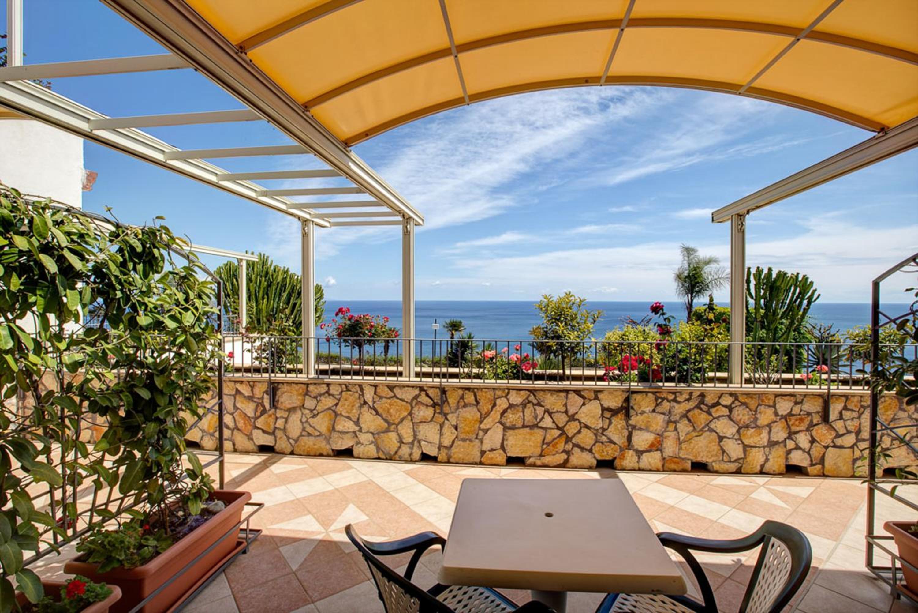 Double or Twin Room with Terrace and Sea View - Photo 7