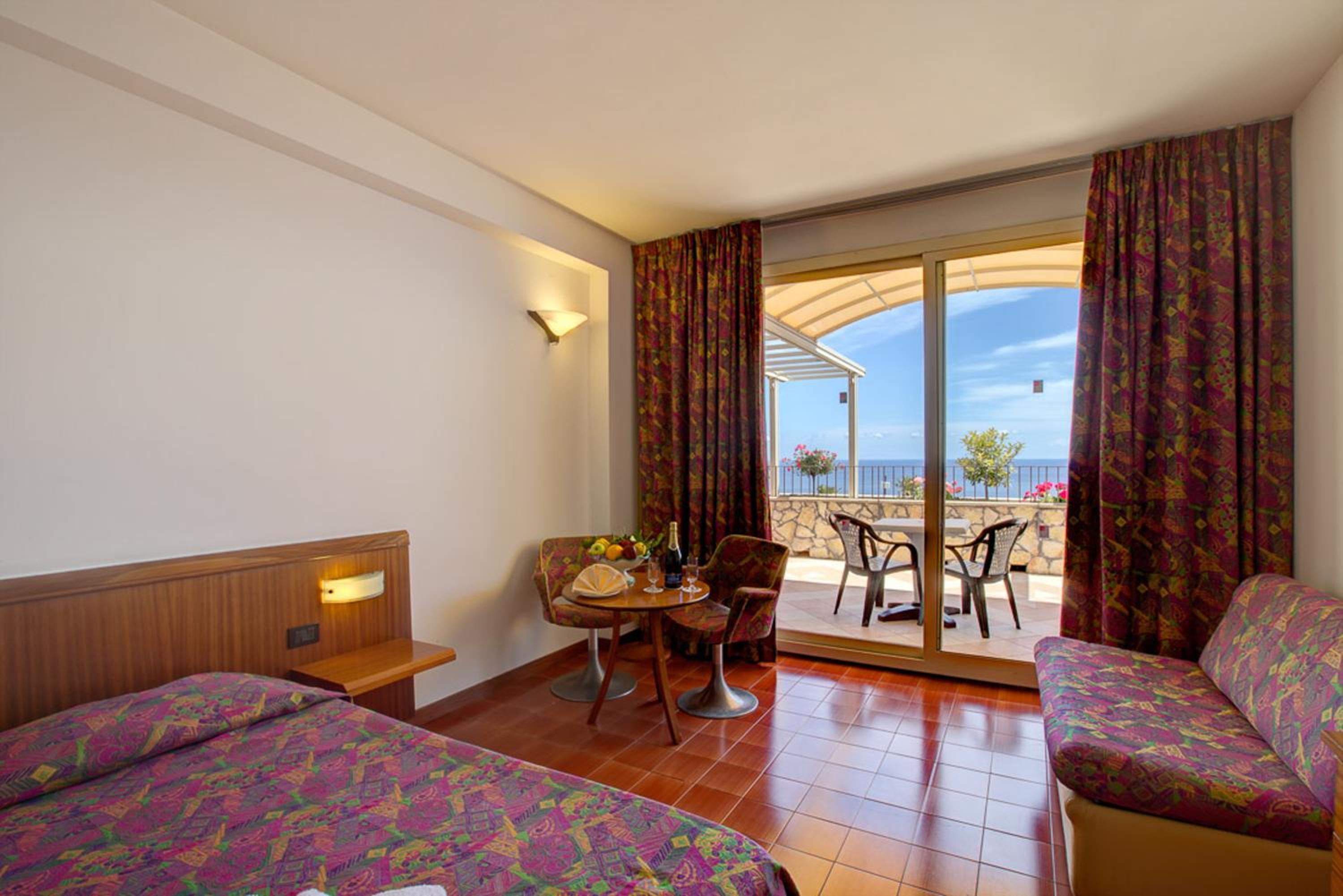 Double or Twin Room with Terrace and Sea View - Photo 6