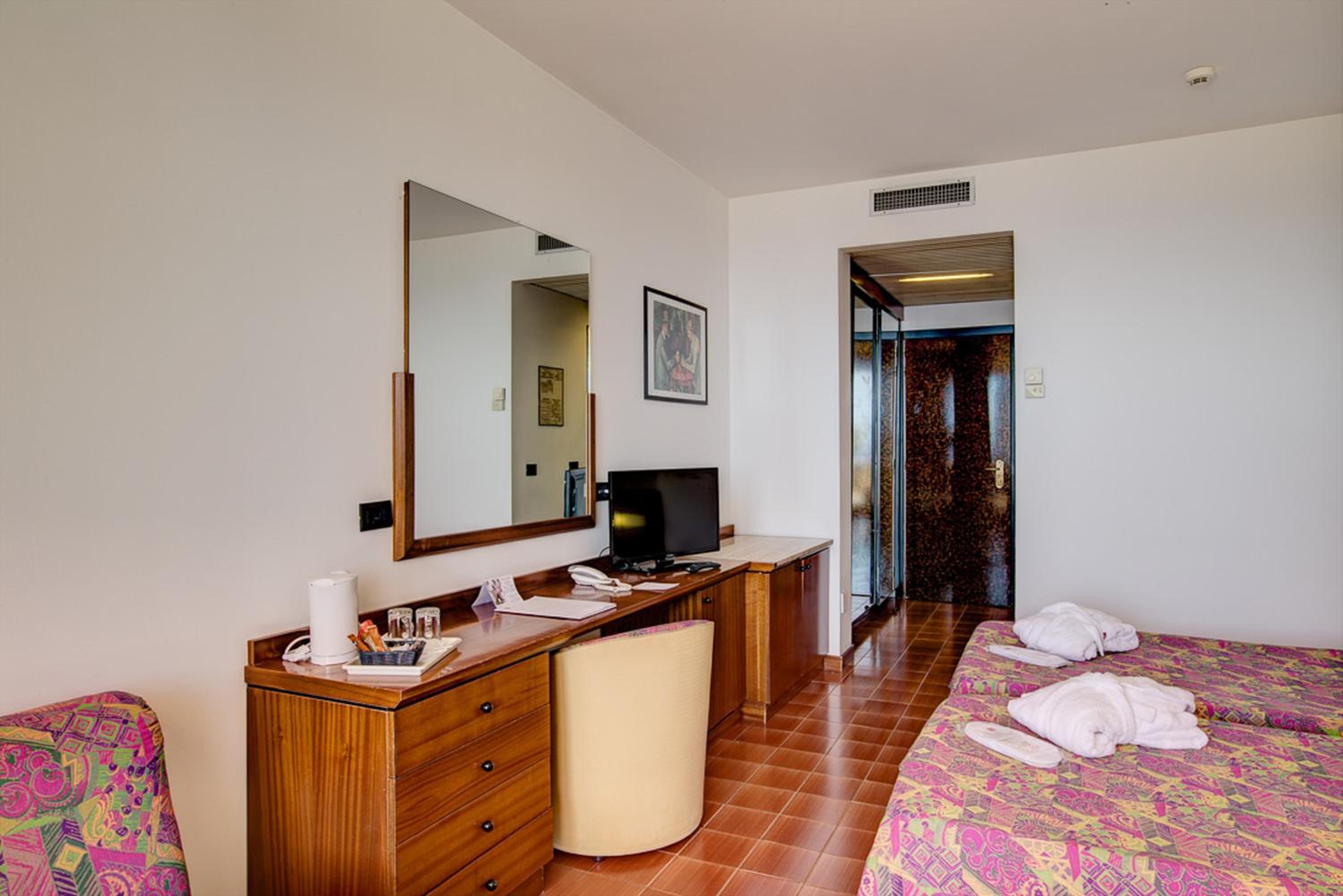 Double or Twin Room with Terrace and Sea View - Photo 11