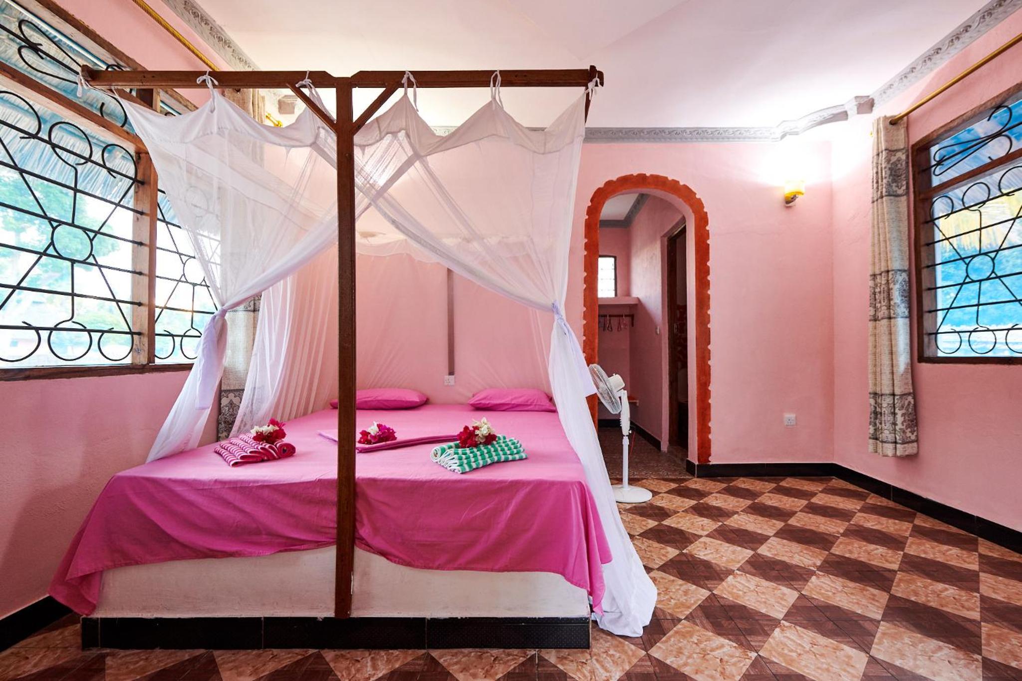 Deluxe Double Room with Bath - Photo 4