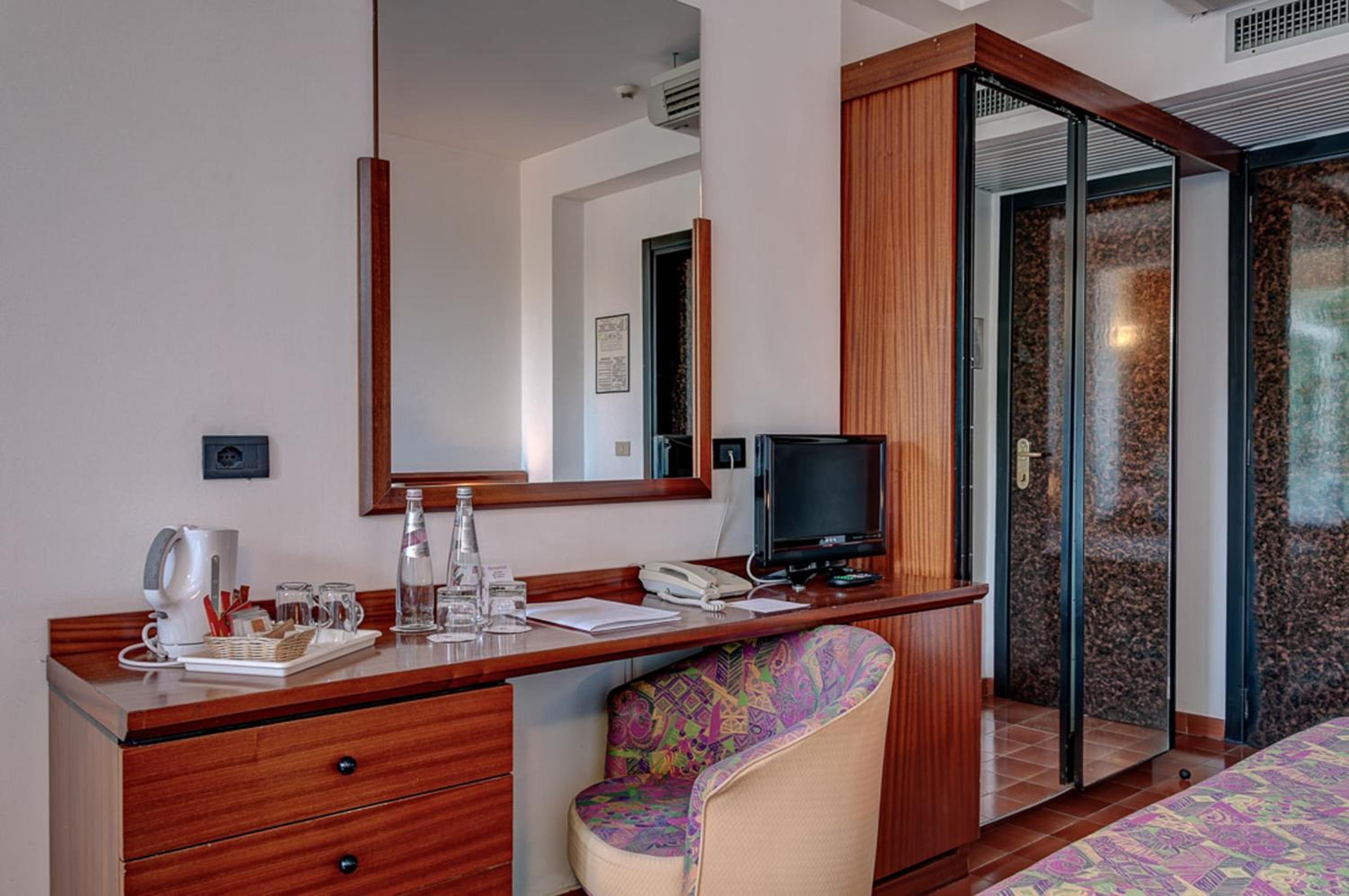 Standard Double or Twin Room with Terrace - Photo 6