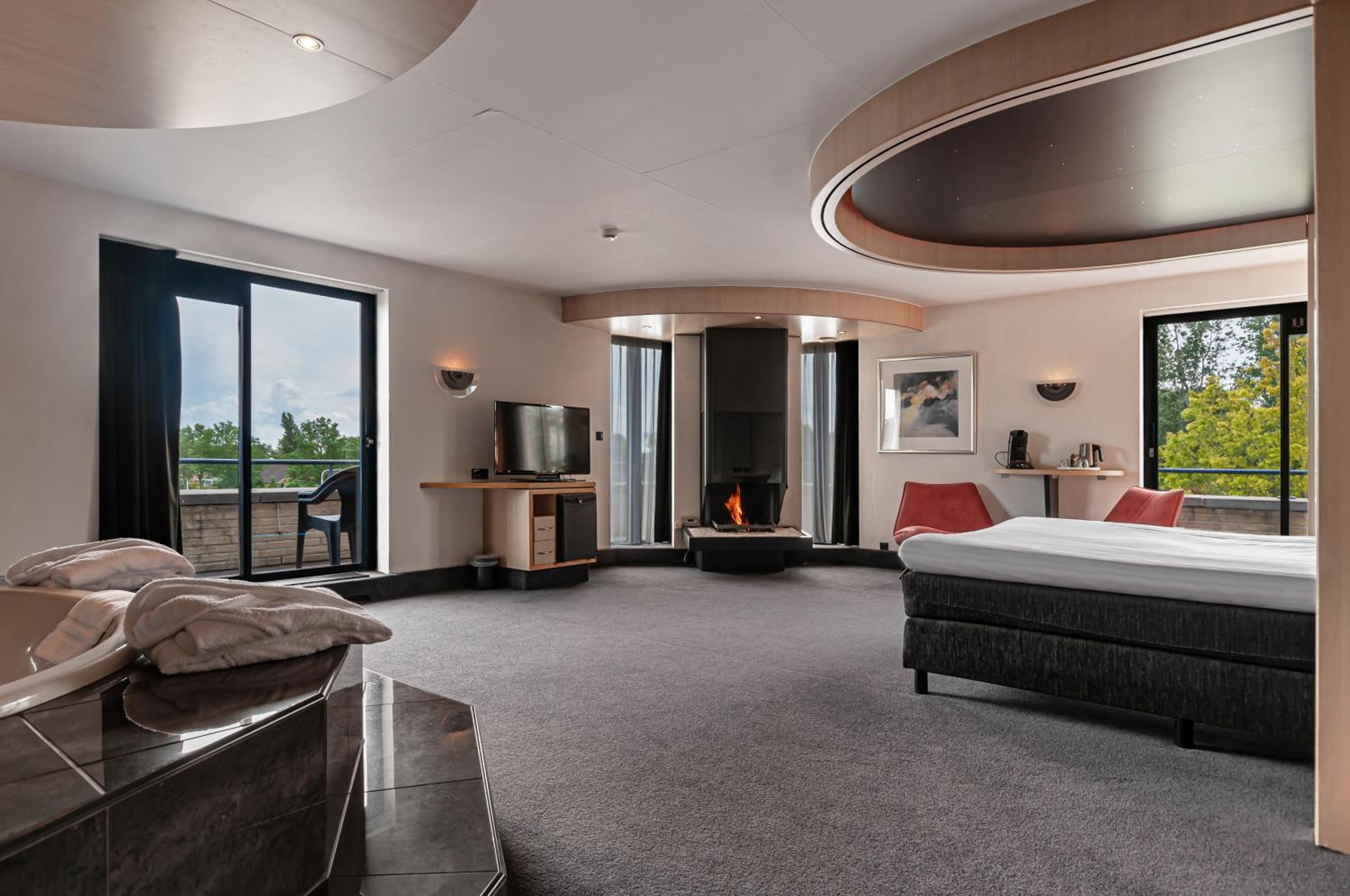 Suite with Hot Tub photo 2