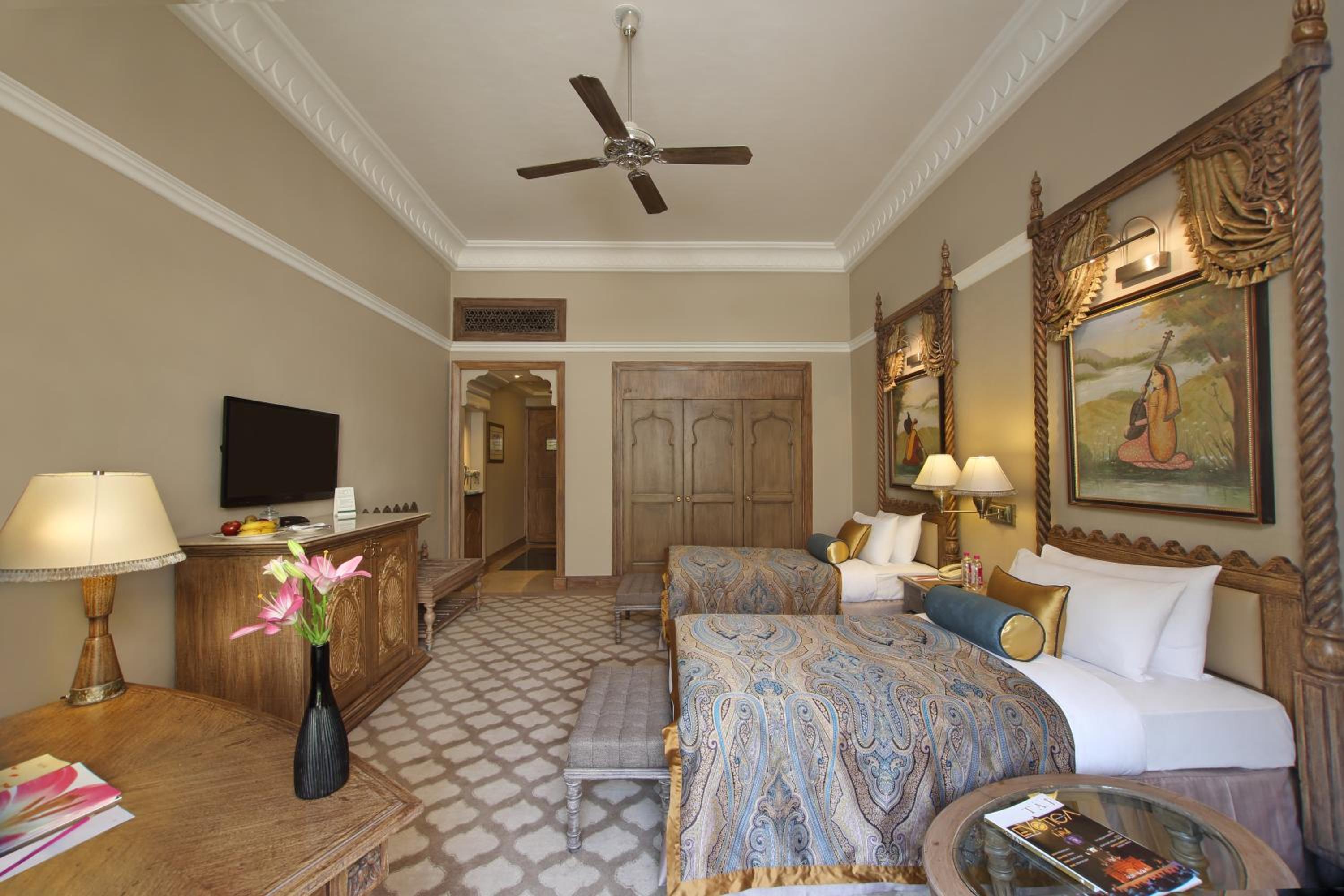 Luxury Room Pool View Twin Bed - Photo 4