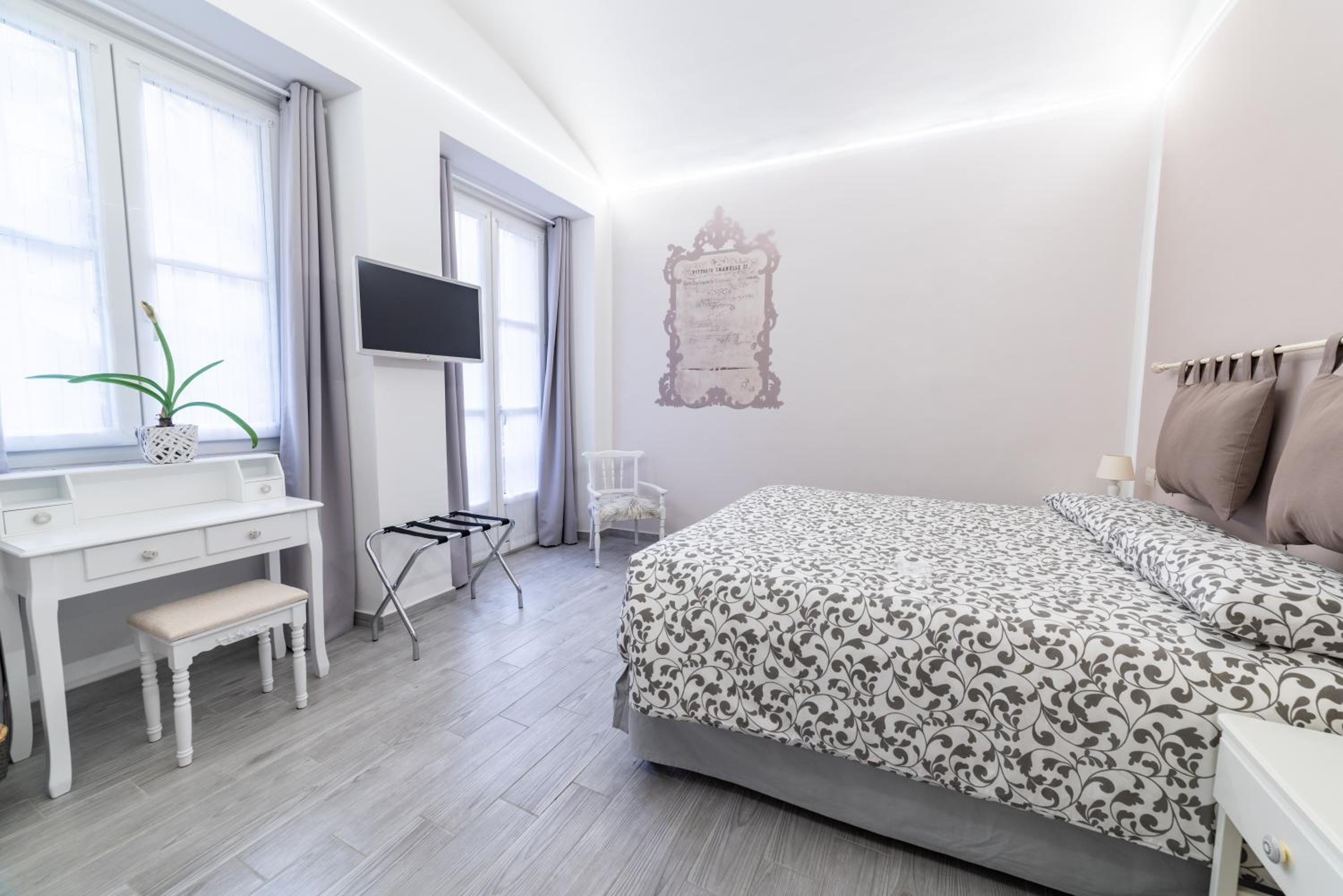 Double or Twin Room with Private Bathroom - Photo 6