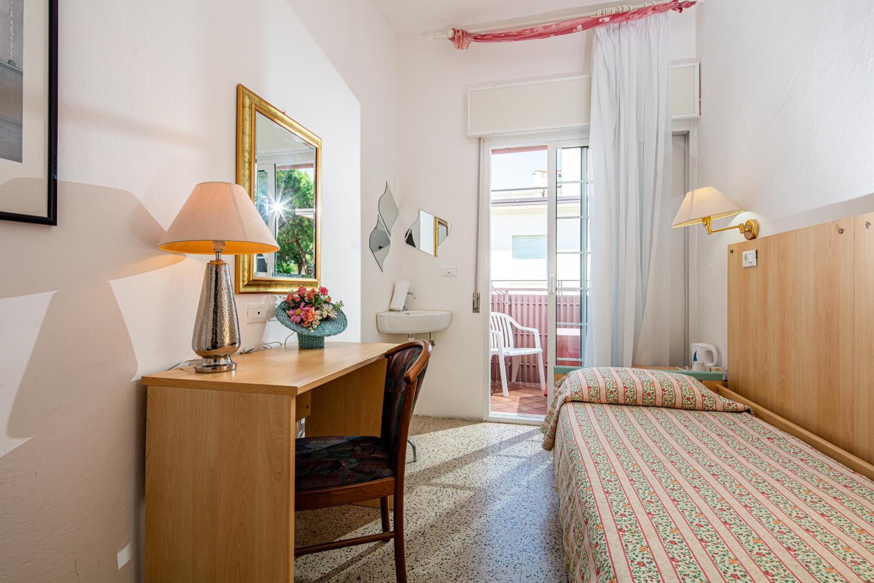 Single Room with Private External Bathroom photo 1