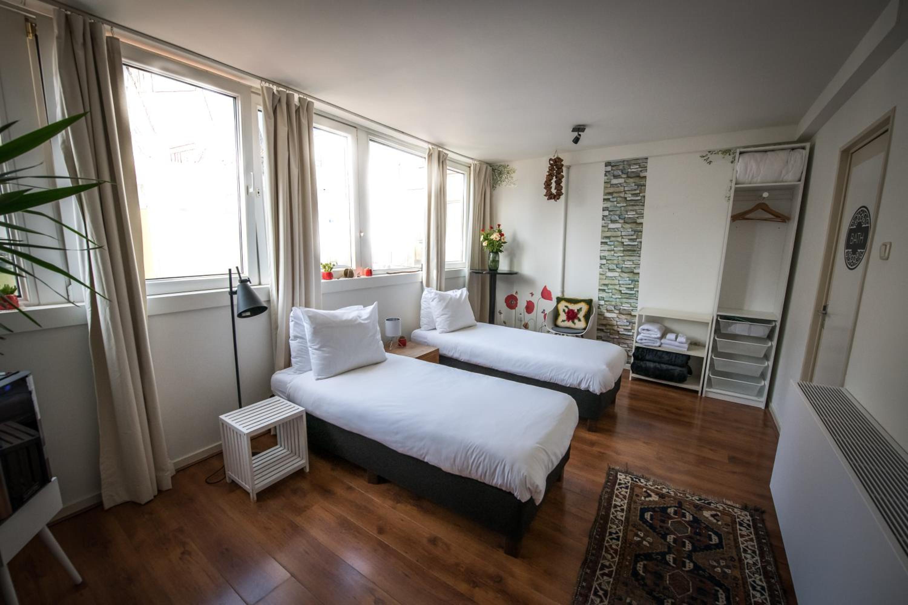 Twin Room with Private Bathroom photo 3