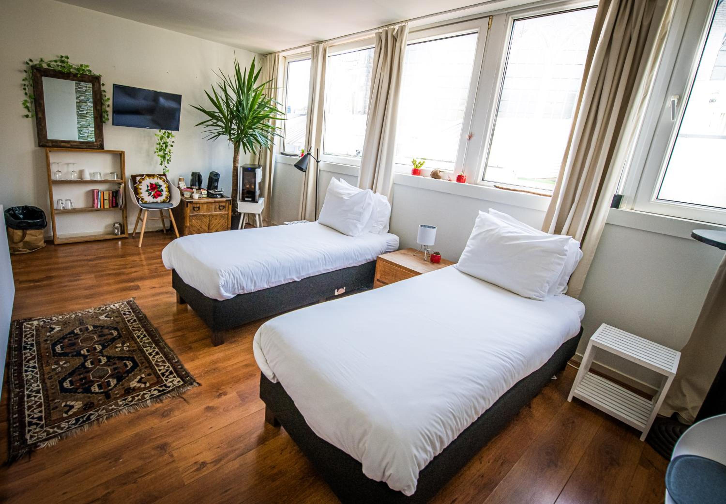 Twin Room with Private Bathroom photo 2