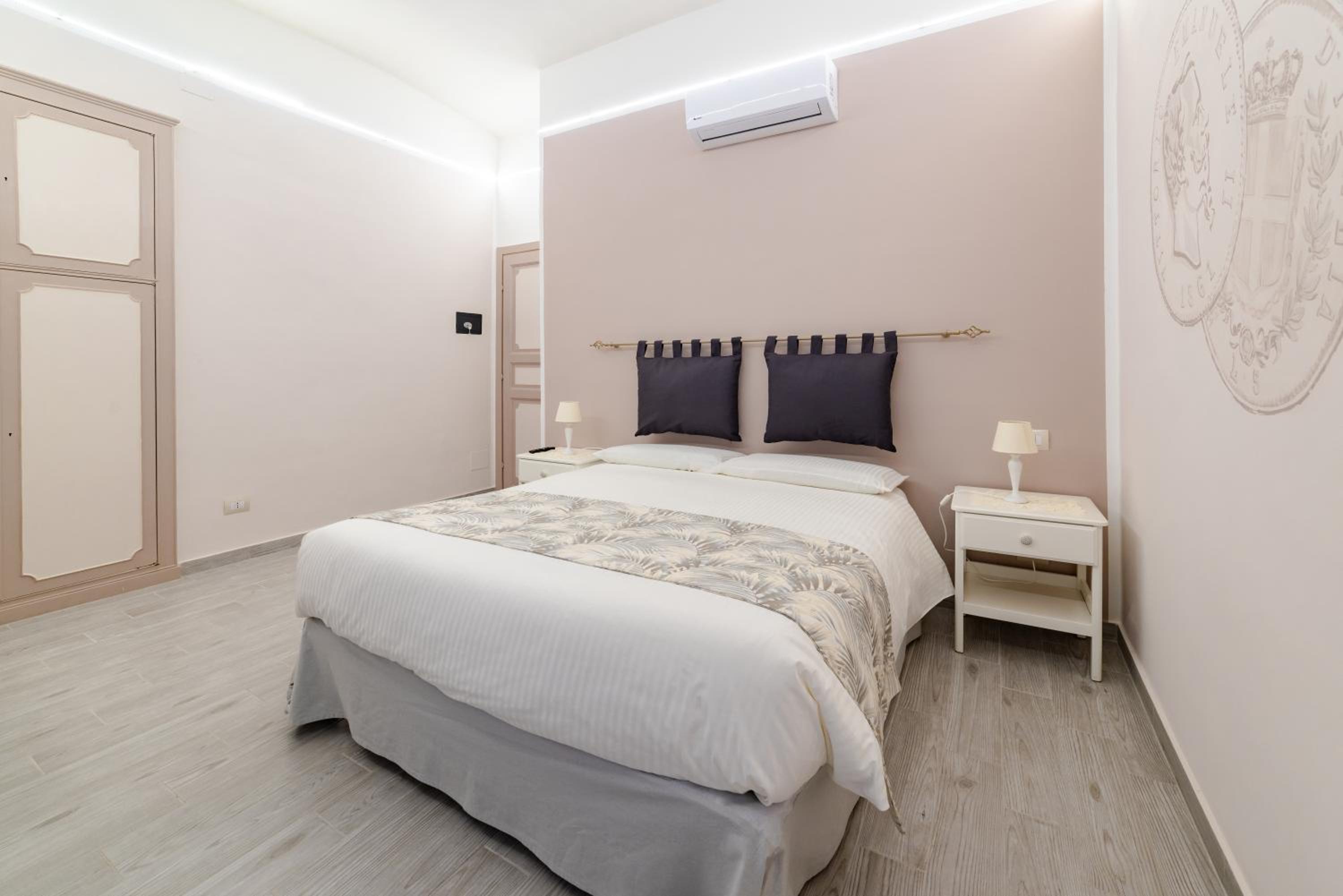 Double Room with Private Bathroom - Photo 7
