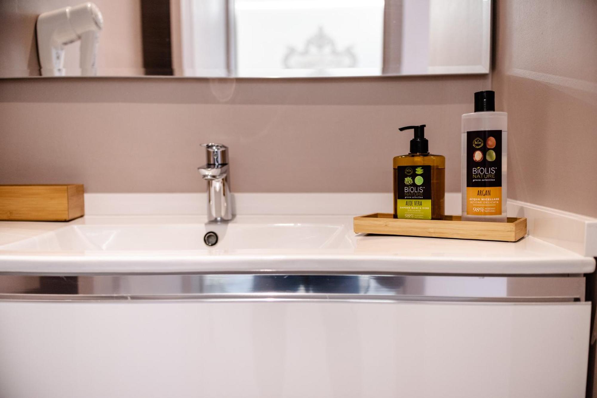 Double or Twin Room with Private Bathroom - Photo 9