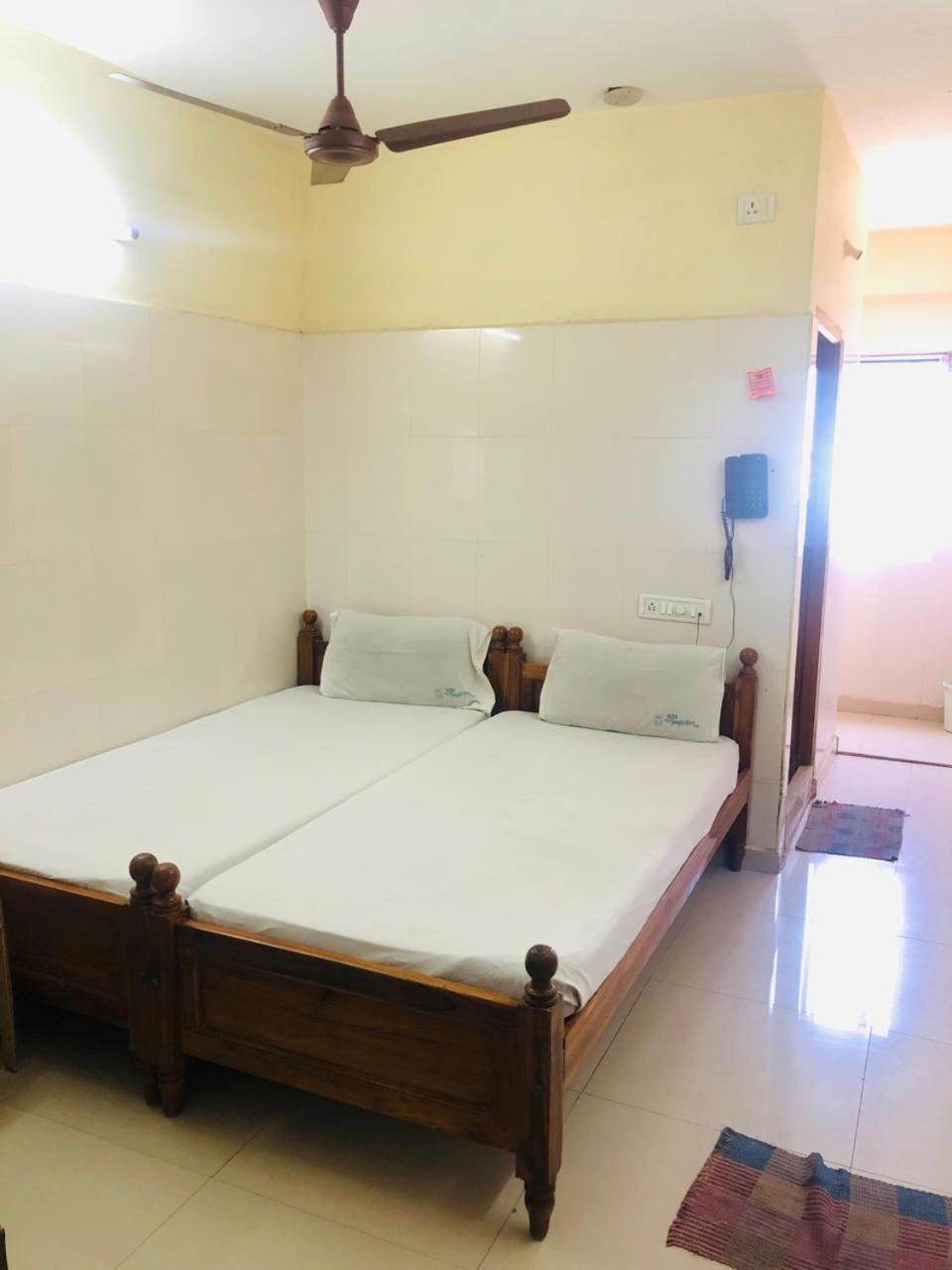 Non-A/C Deluxe Double or Twin Room with City View photo 1