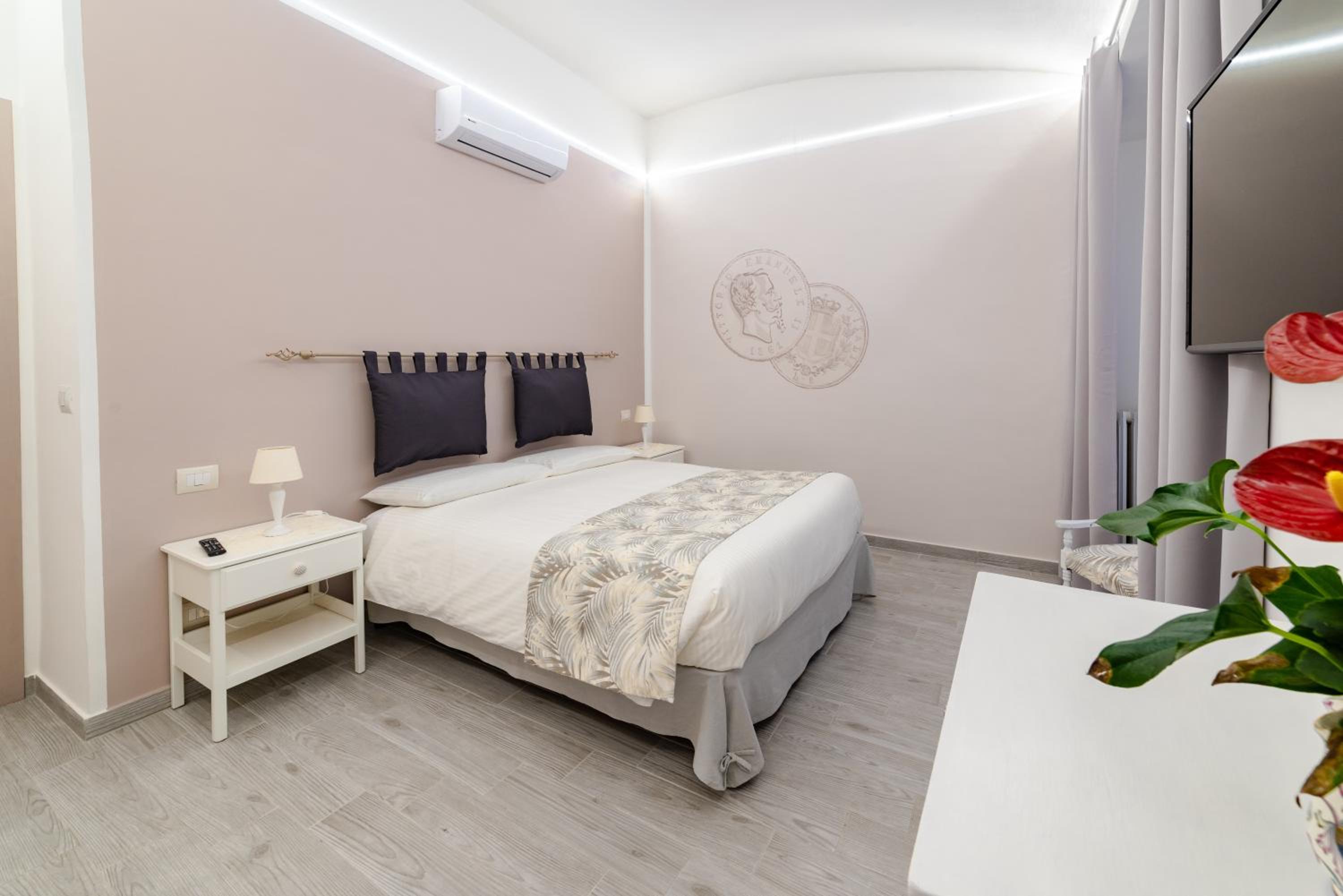Double Room with Private Bathroom - Photo 6