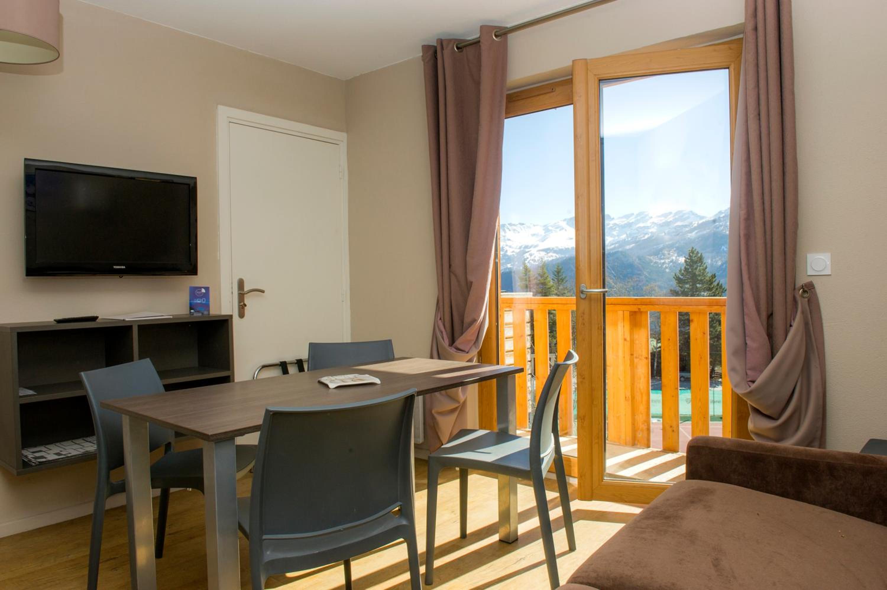 One-Bedroom Apartment (5 Adults) - Photo 14
