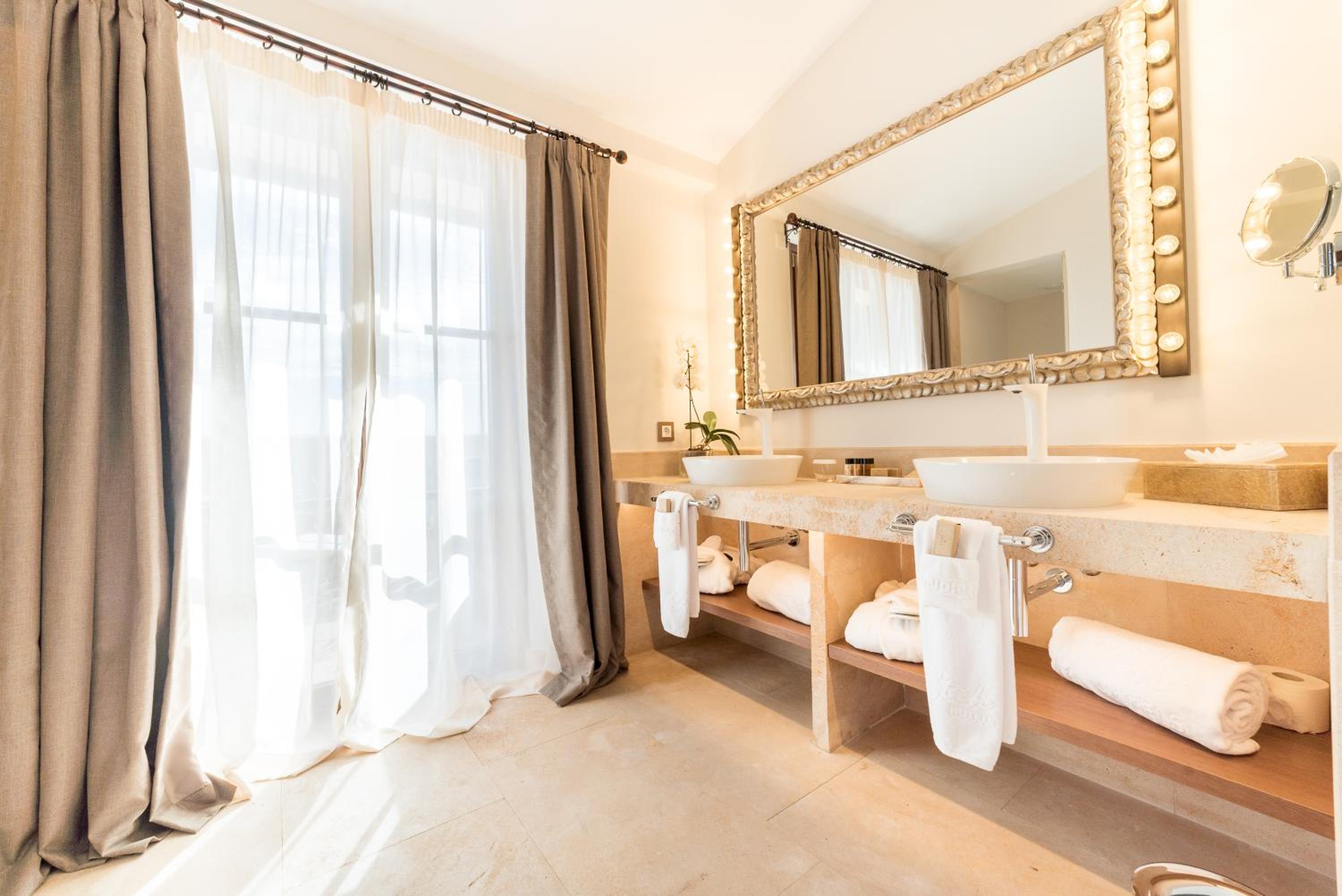 Deluxe Suite - Photo 6