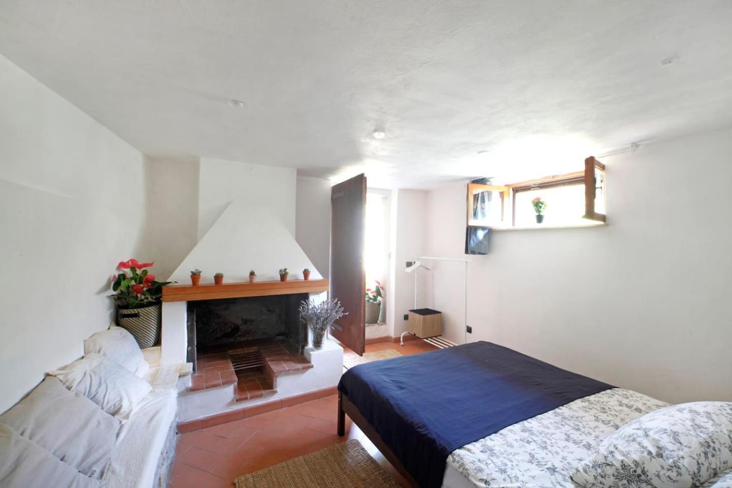 One-Bedroom House - Photo 2